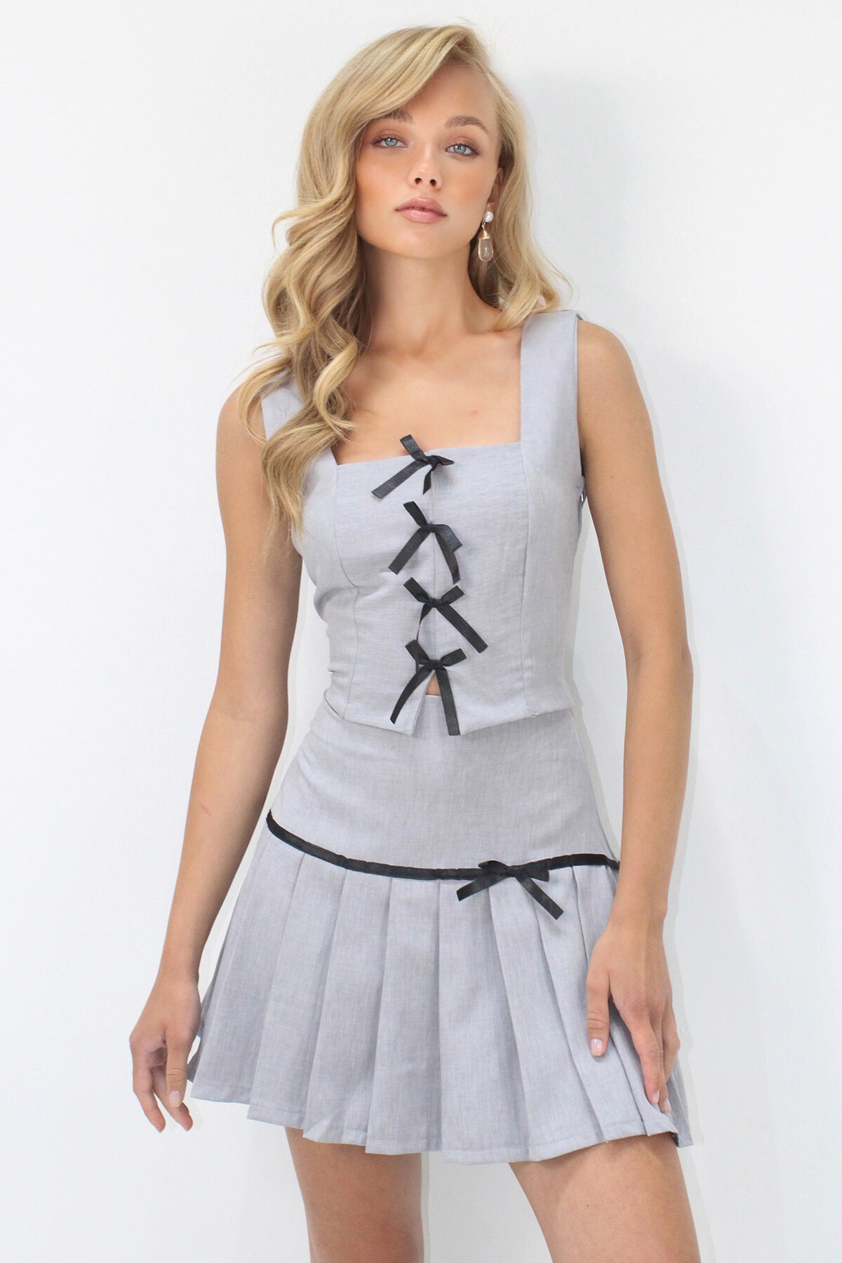 Gri Kare Yaka Gizli Fermuarlı Dokuma Crop Bluz Ve Piliseli Eteklli Takım