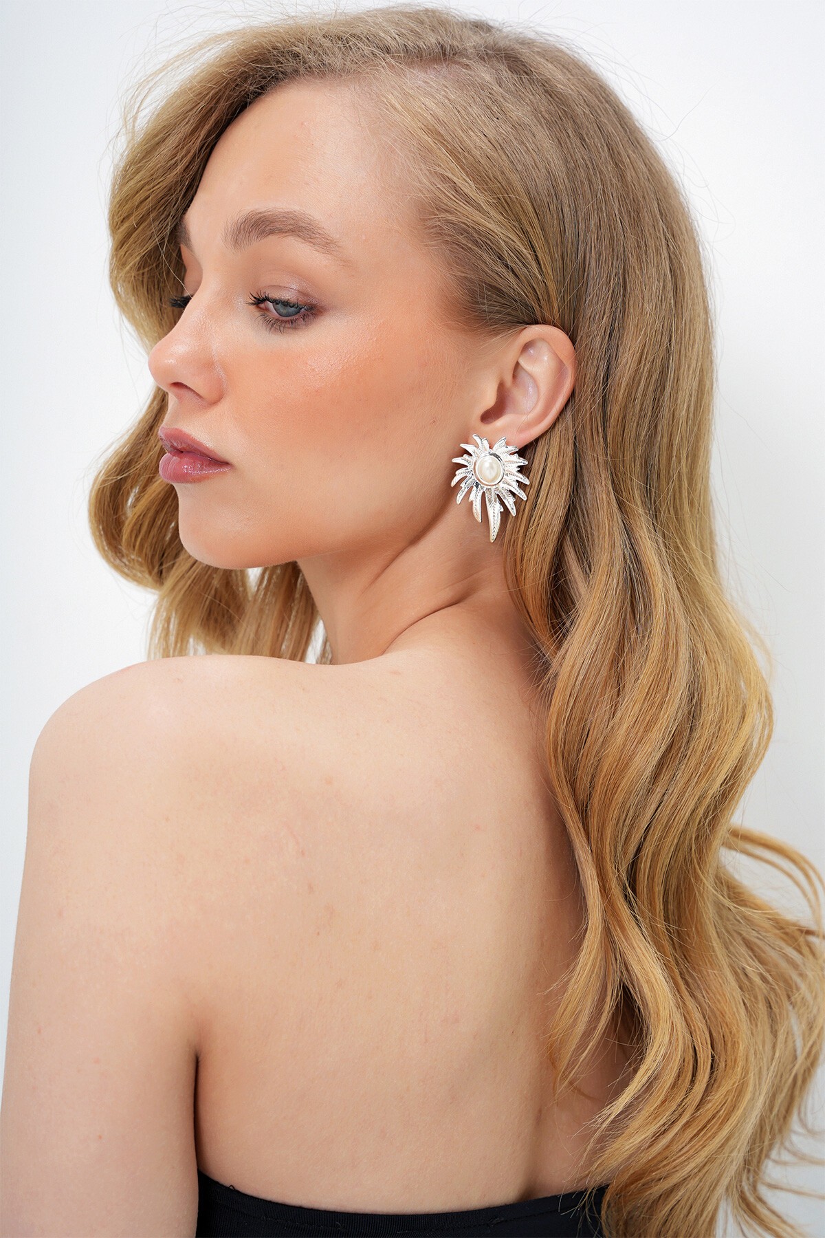 Gümüş Çelik Plakalı İnci Detaylı Saçak Küpe