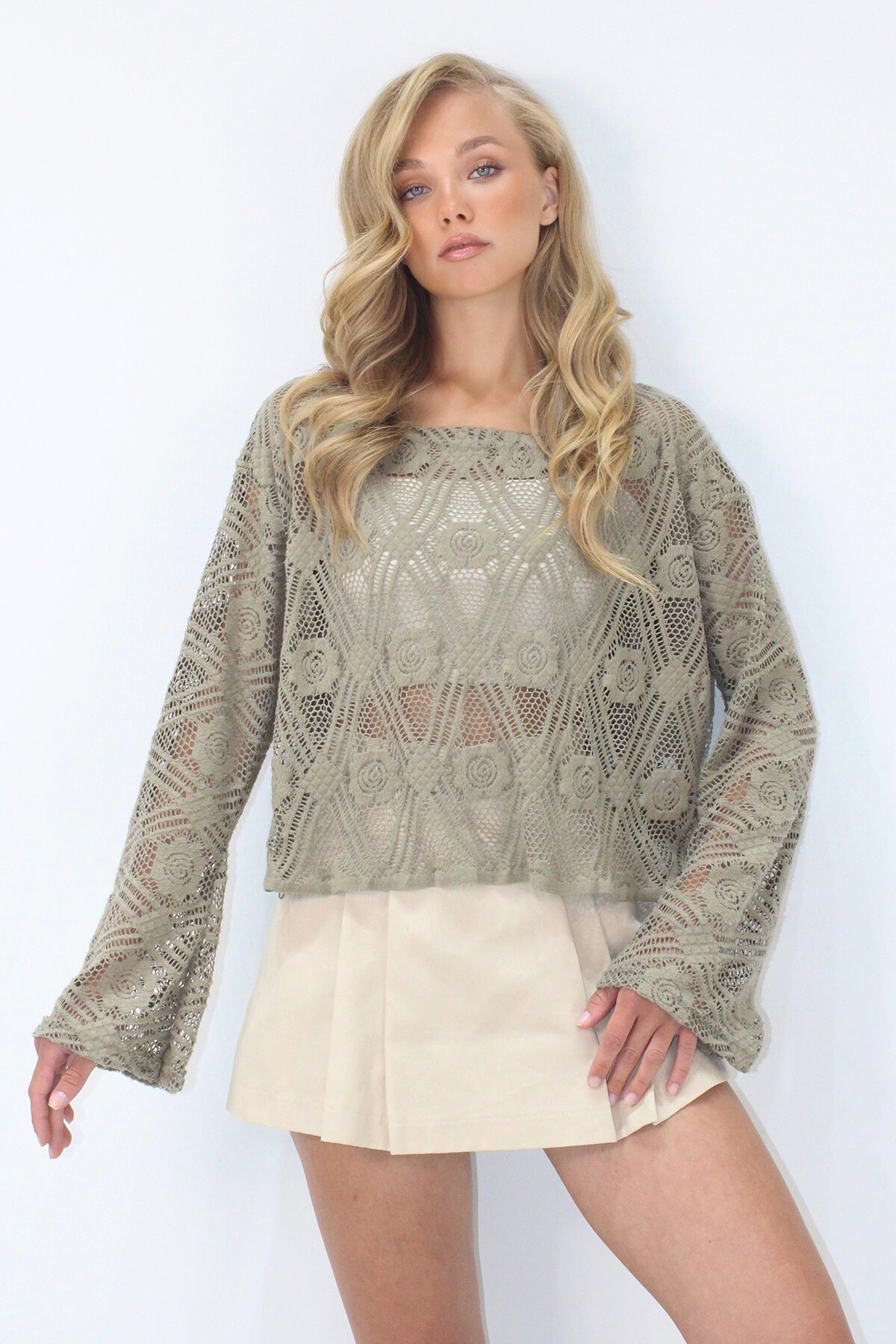 Haki Kayık Yaka Çiçek Motifli Pamuklu Ajurlu Bluz