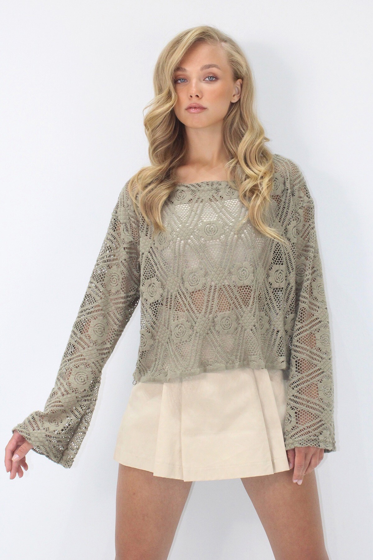 Haki Kayık Yaka Çiçek Motifli Pamuklu Ajurlu Bluz