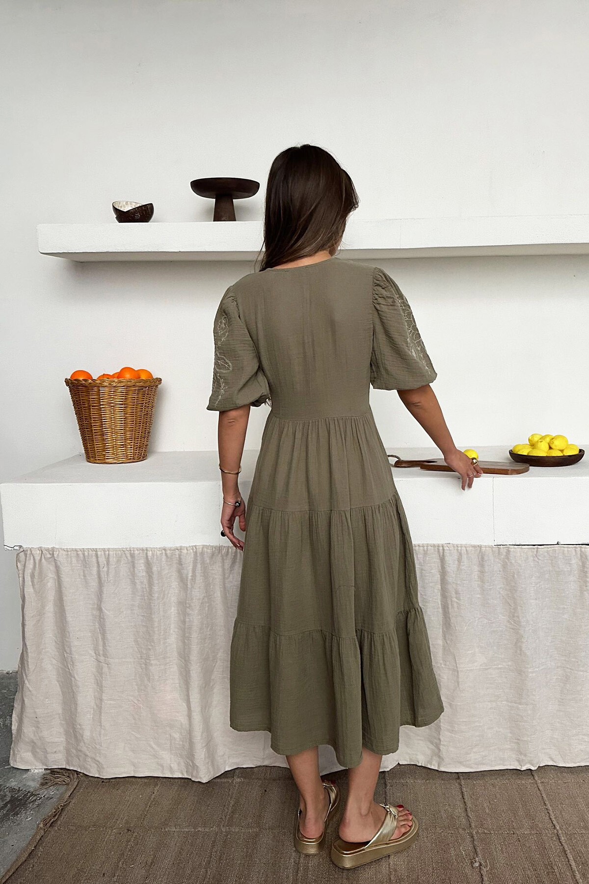 Haki Nakışlı Bağlama Detaylı Midi Boy Müslin Elbise