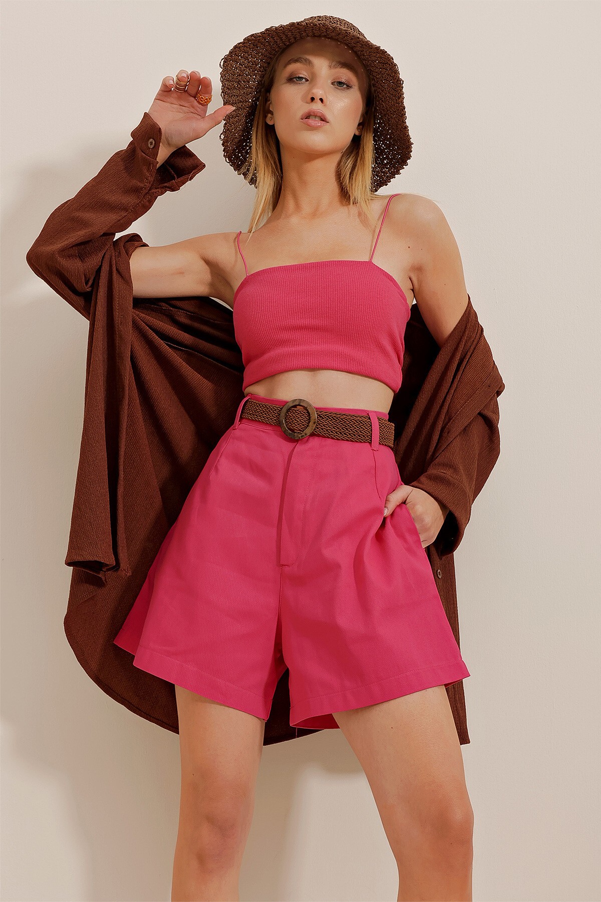 Pembe Hasır Örgü Kemerli Gabardin Şort