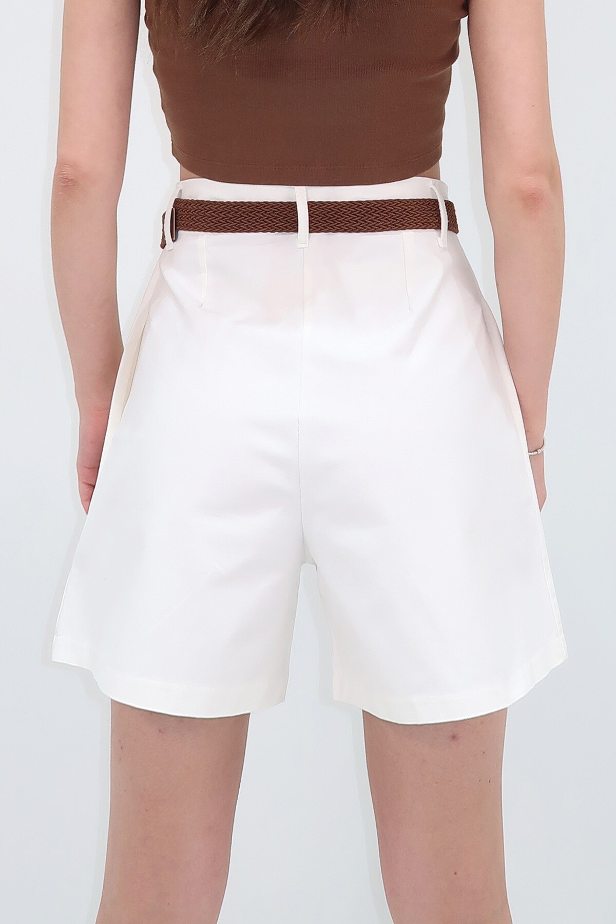 Beyaz Hasır Örgü Kemerli Gabardin Şort
