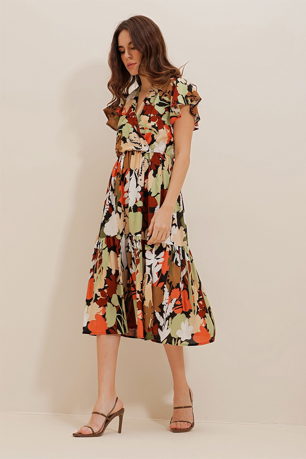 Kahve-Ekru Kruvaze Yaka Desenli Midiboy Dokuma Viskon Elbise