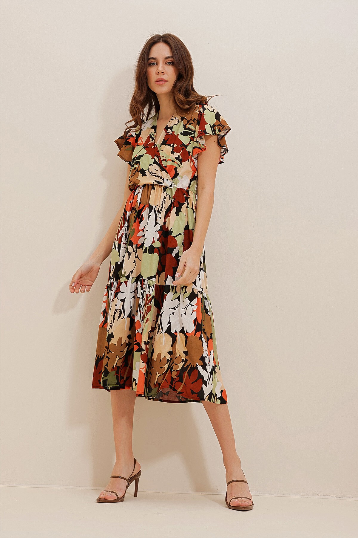 Kahve-Ekru Kruvaze Yaka Desenli Midiboy Dokuma Viskon Elbise