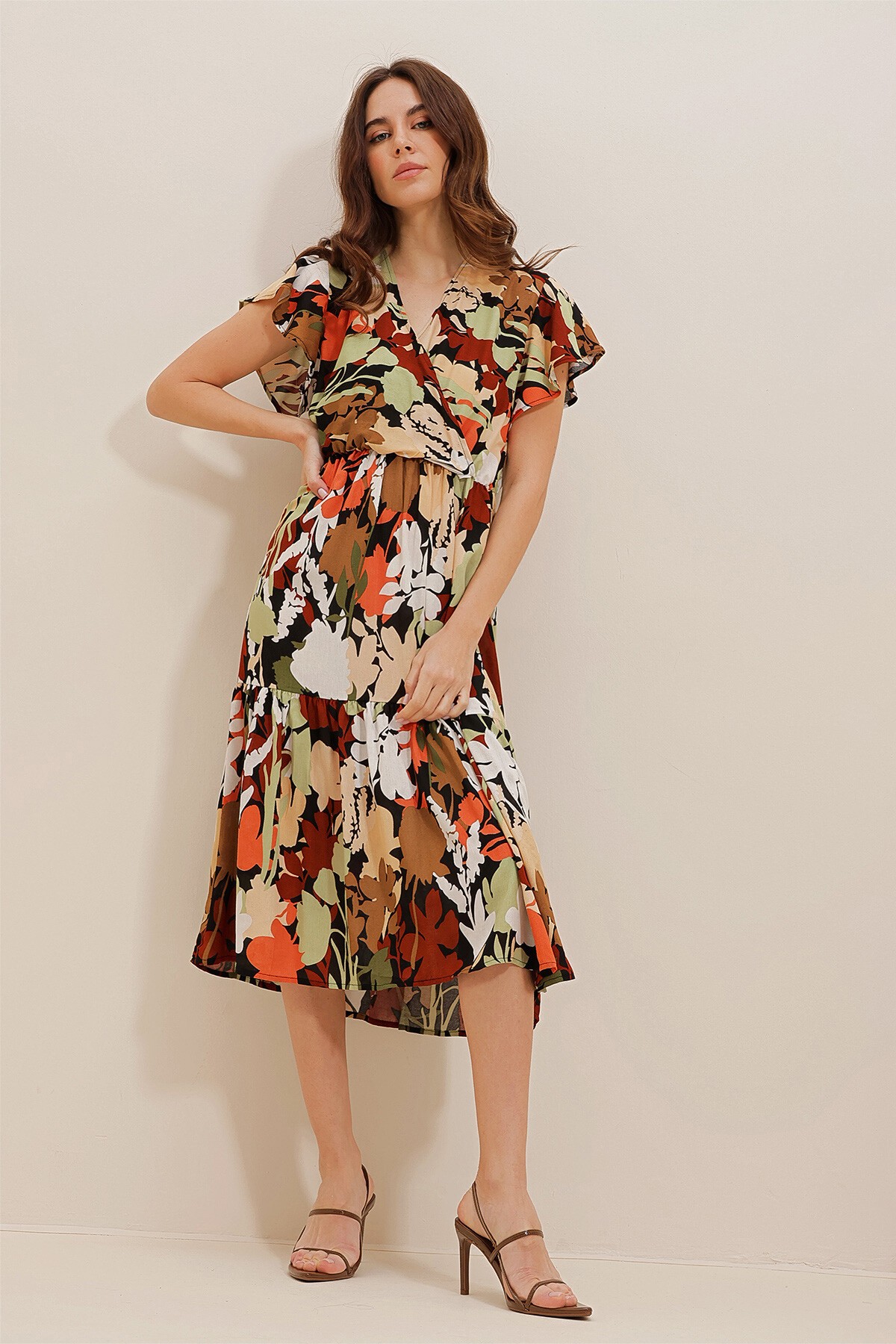 Kahve-Ekru Kruvaze Yaka Desenli Midiboy Dokuma Viskon Elbise