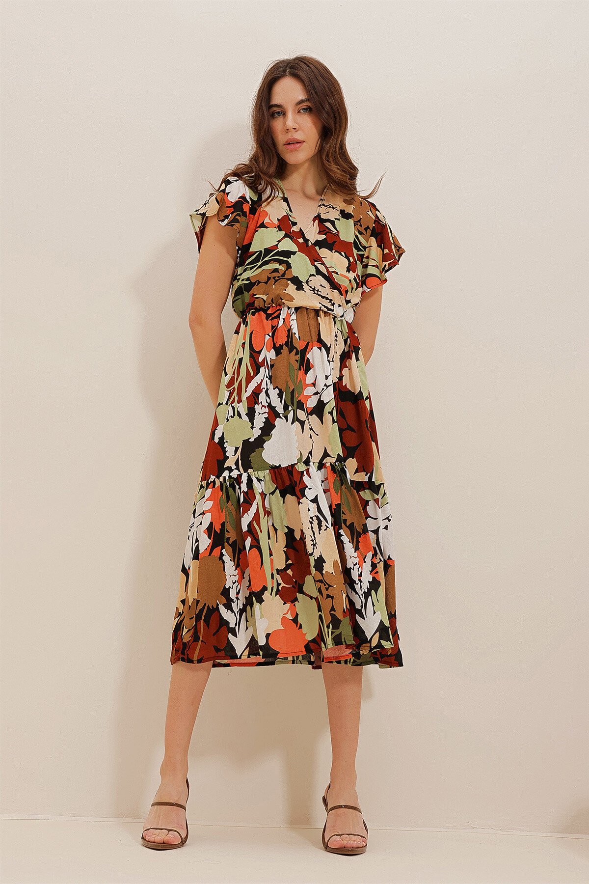 Kahve-Ekru Kruvaze Yaka Desenli Midiboy Dokuma Viskon Elbise