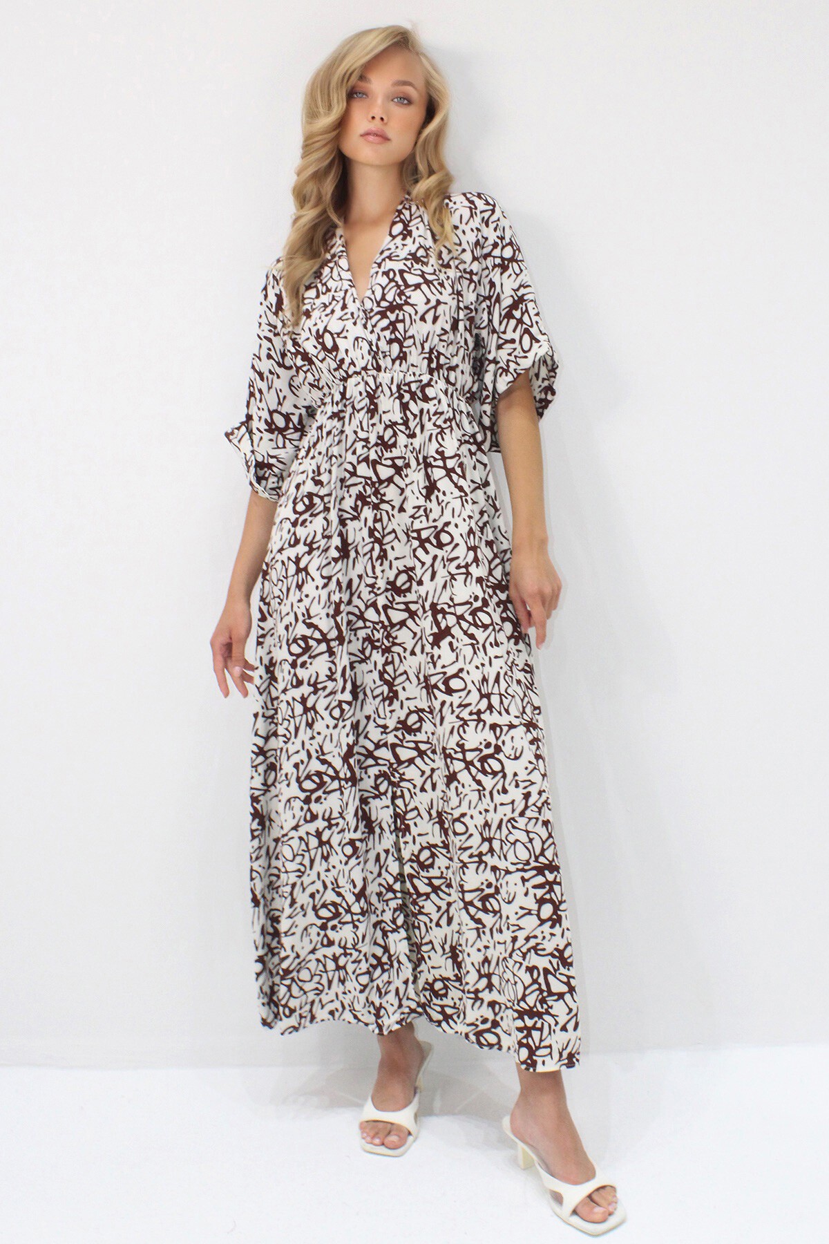 Kahve V Yaka Kruvaze Detaylı Yırtmaçlı Maxi Boy Dokuma Viskon Elbise