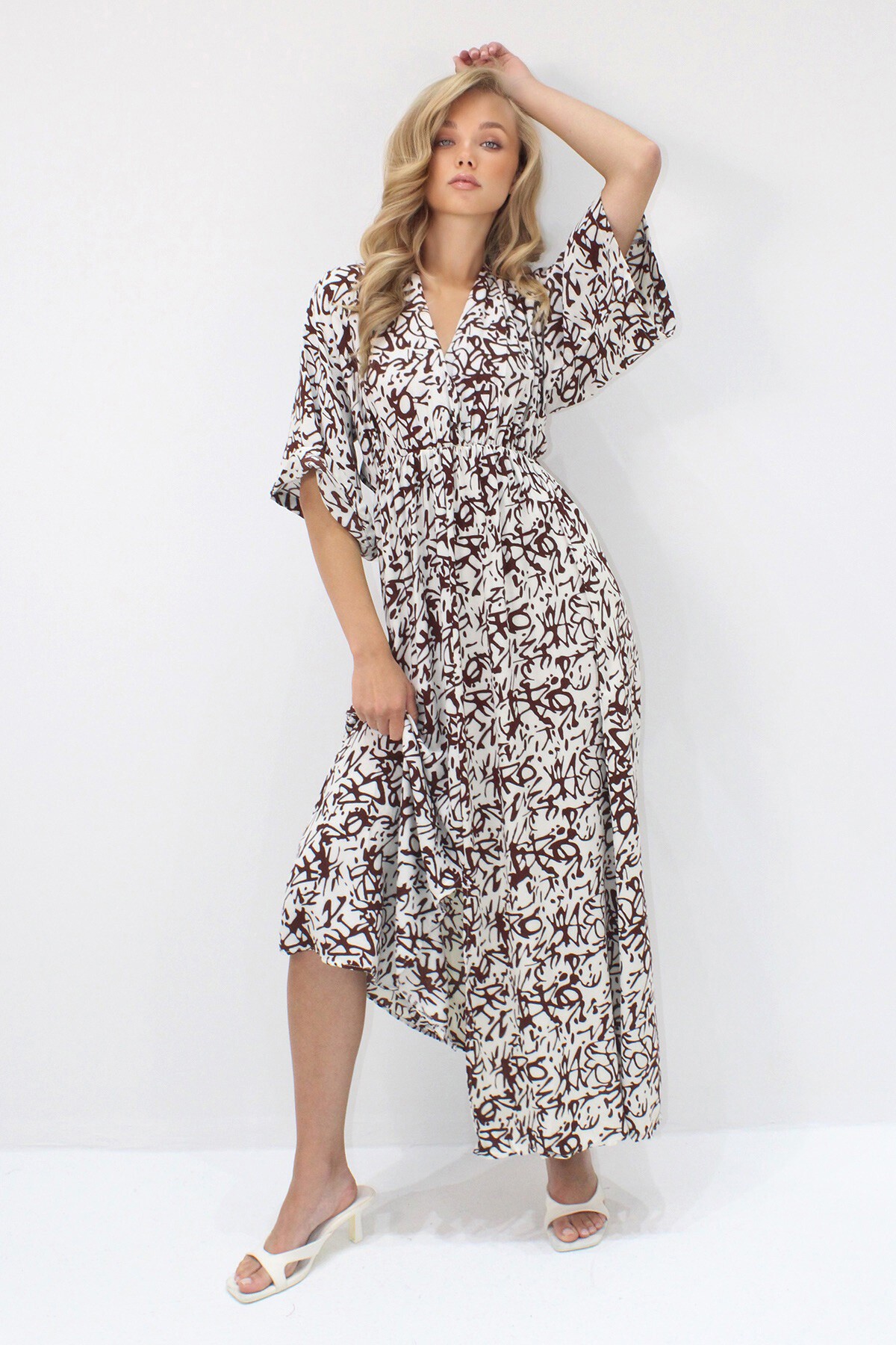 Kahve V Yaka Kruvaze Detaylı Yırtmaçlı Maxi Boy Dokuma Viskon Elbise