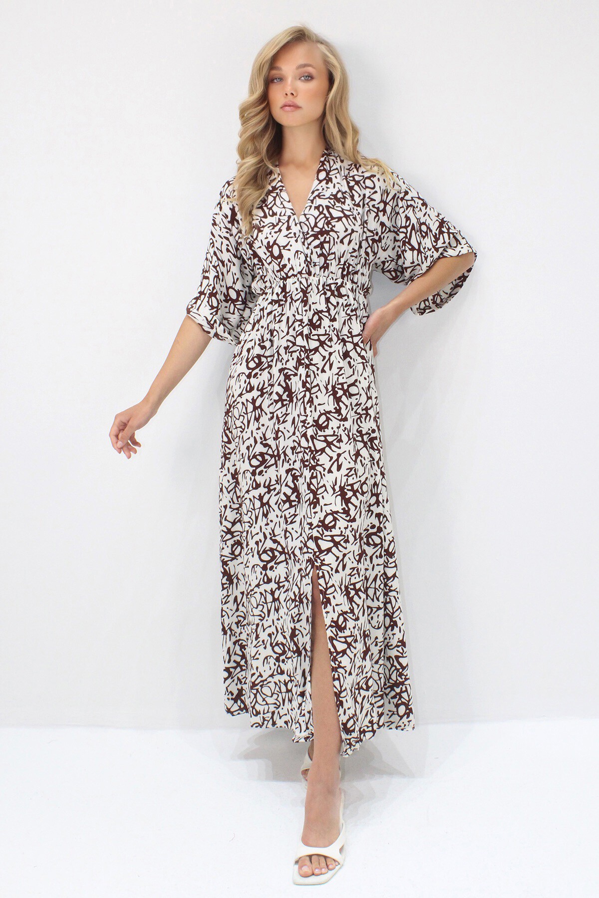 Kahve V Yaka Kruvaze Detaylı Yırtmaçlı Maxi Boy Dokuma Viskon Elbise