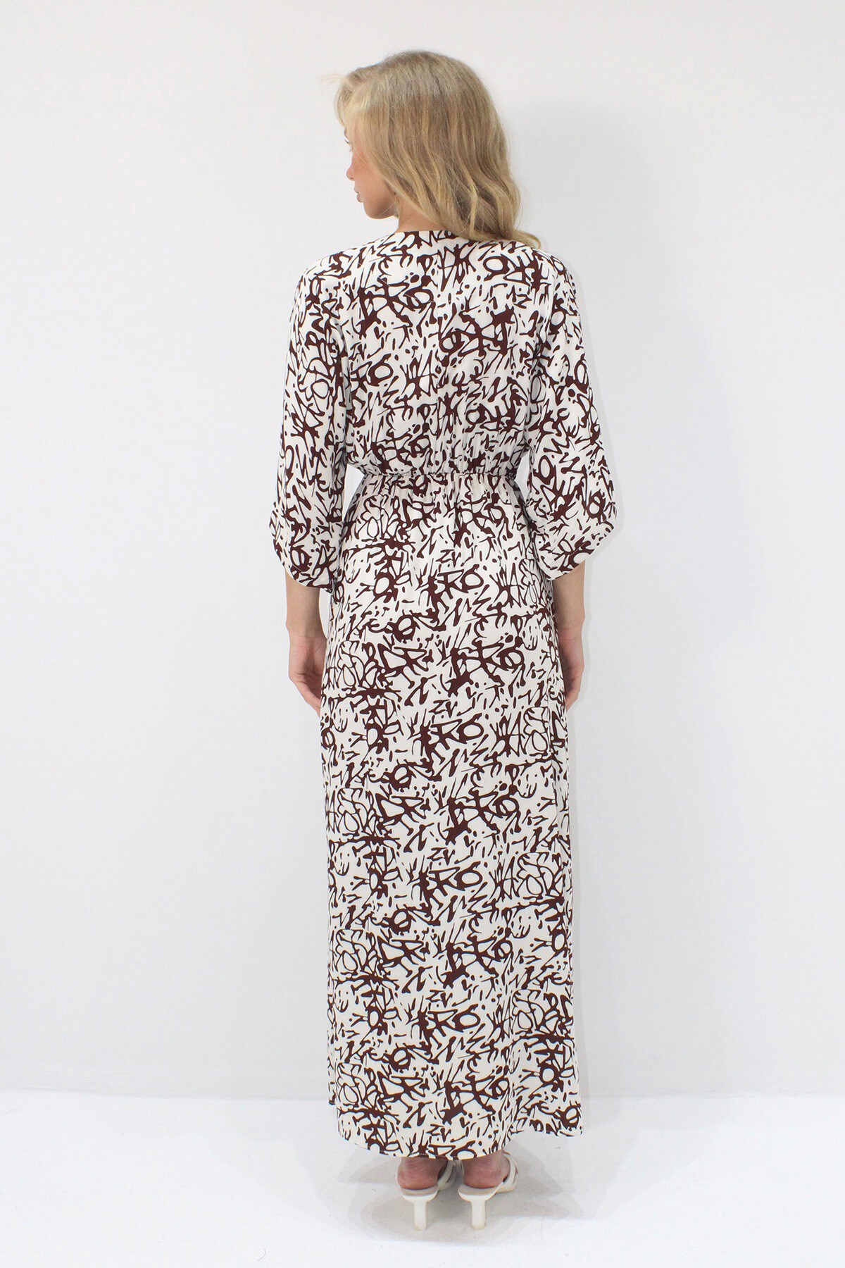 Kahve V Yaka Kruvaze Detaylı Yırtmaçlı Maxi Boy Dokuma Viskon Elbise