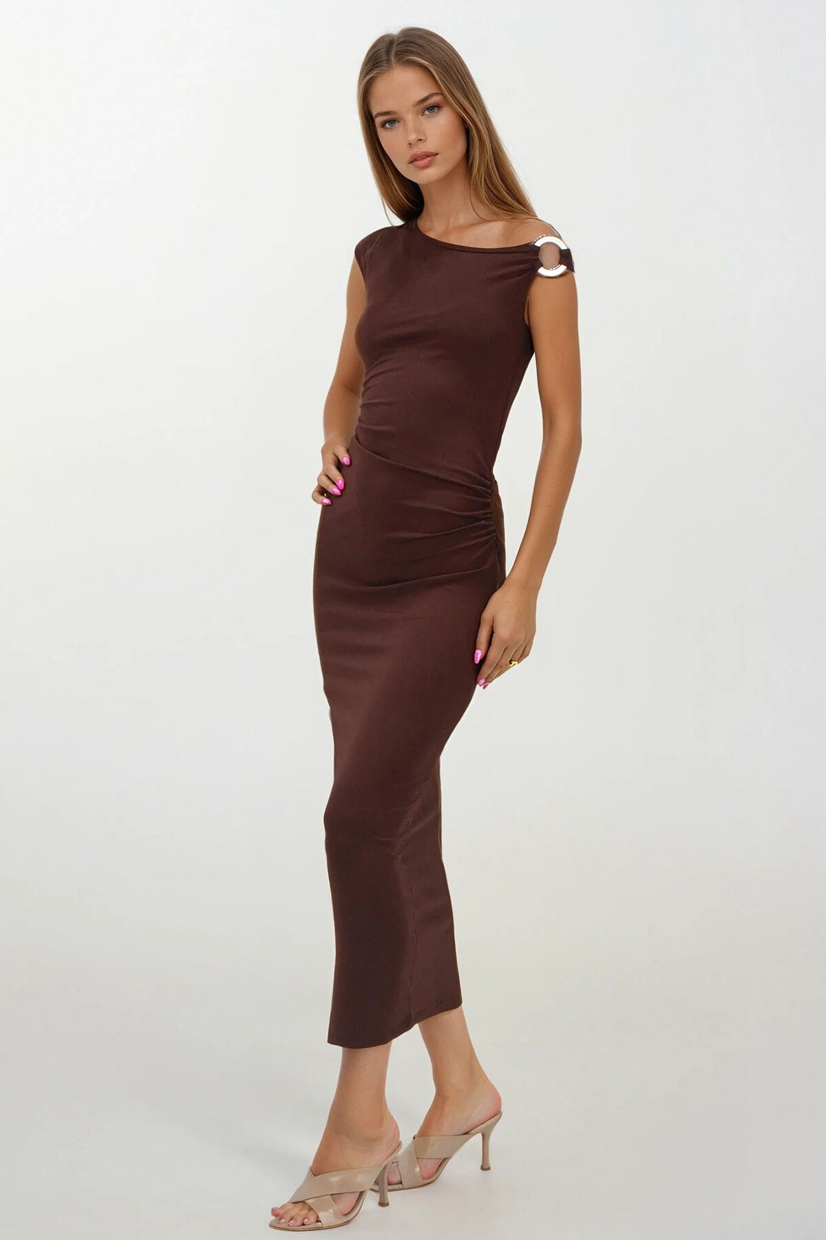 Kahverengi Asimetrik Yaka Halka Detaylı Yanı Büzgülü Midi Boy Elbise