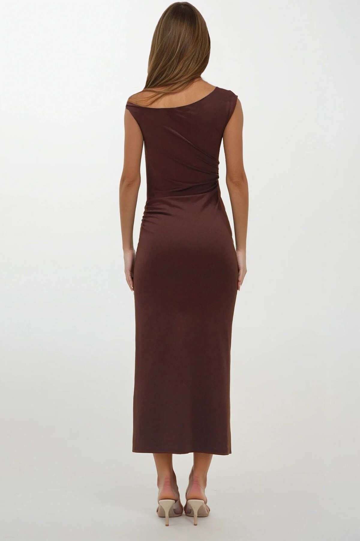 Kahverengi Asimetrik Yaka Halka Detaylı Yanı Büzgülü Midi Boy Elbise