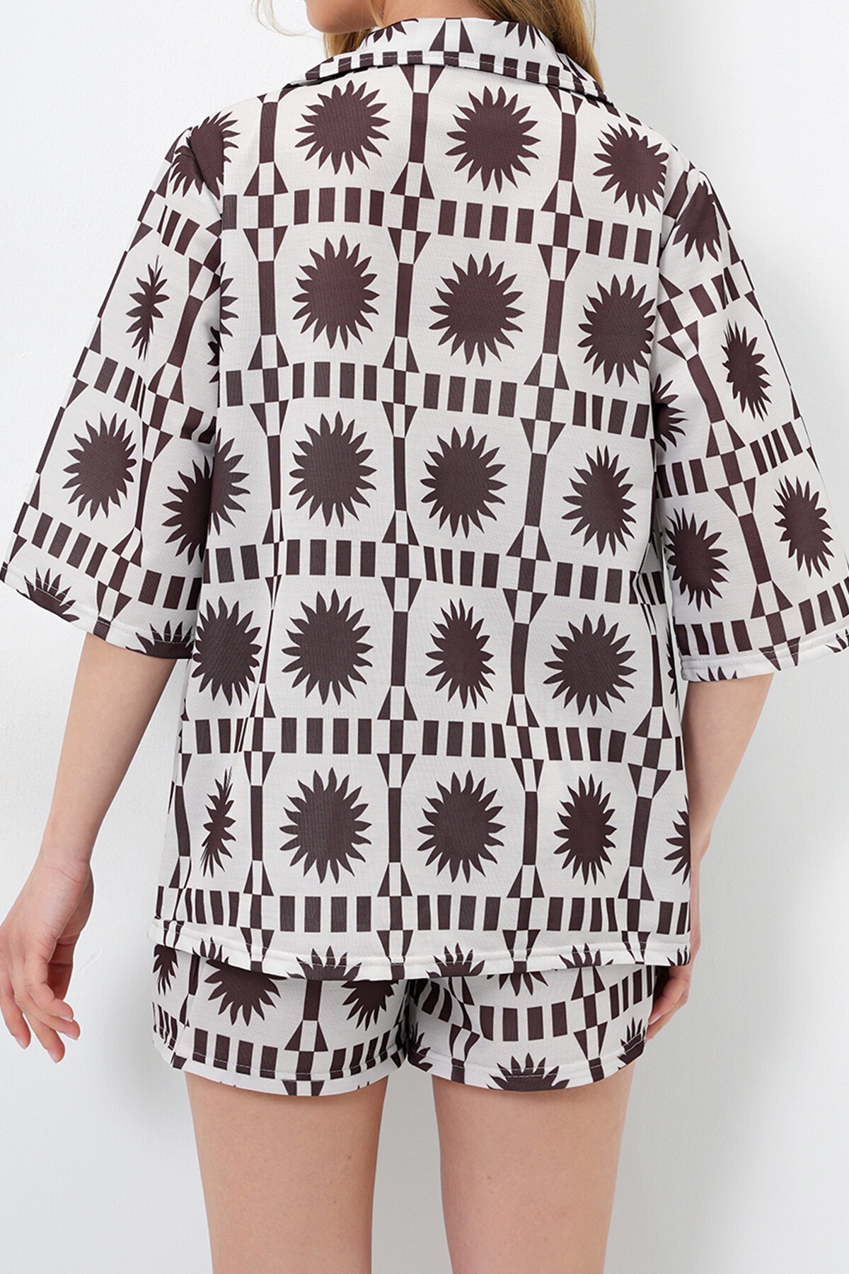 Kahverengi Ceket Yaka Desenli Gömlek Ve Çift Cepli Şort Takım