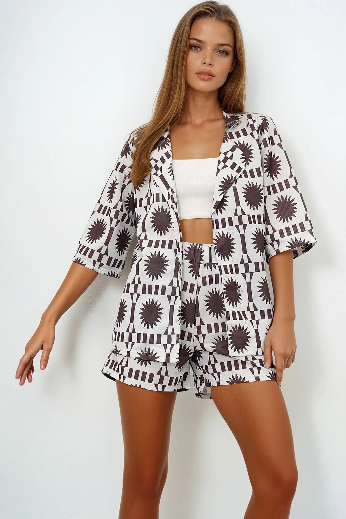 Kahverengi Ceket Yaka Desenli Gömlek Ve Çift Cepli Şort Takım