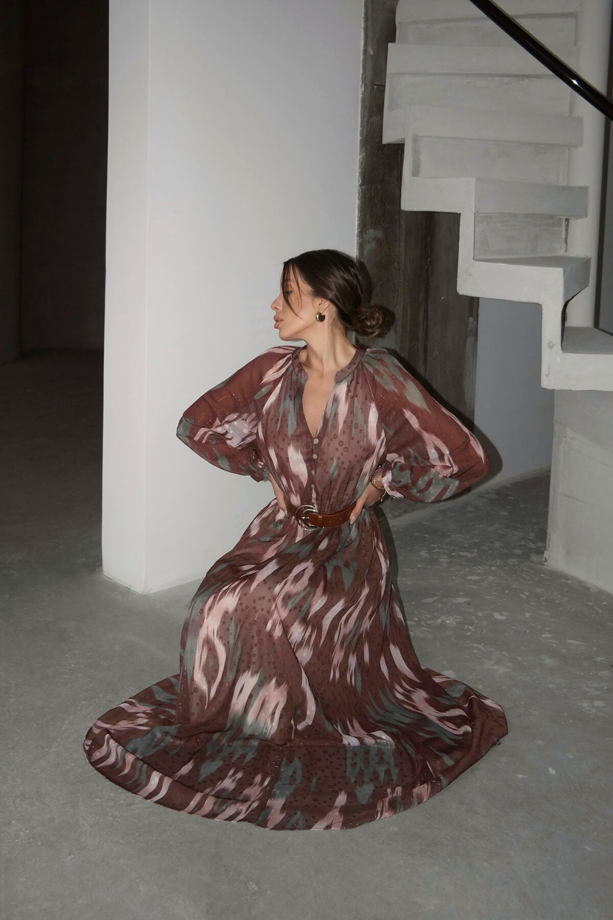 Kahverengi Hakim Yaka Balon Kol Kemerli Midi Boy Elbise