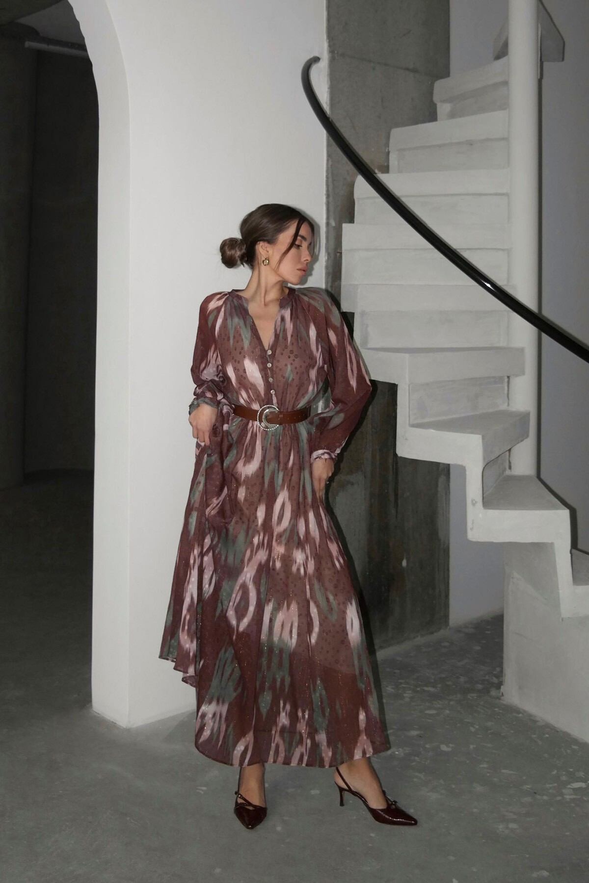 Kahverengi Hakim Yaka Balon Kol Kemerli Midi Boy Elbise