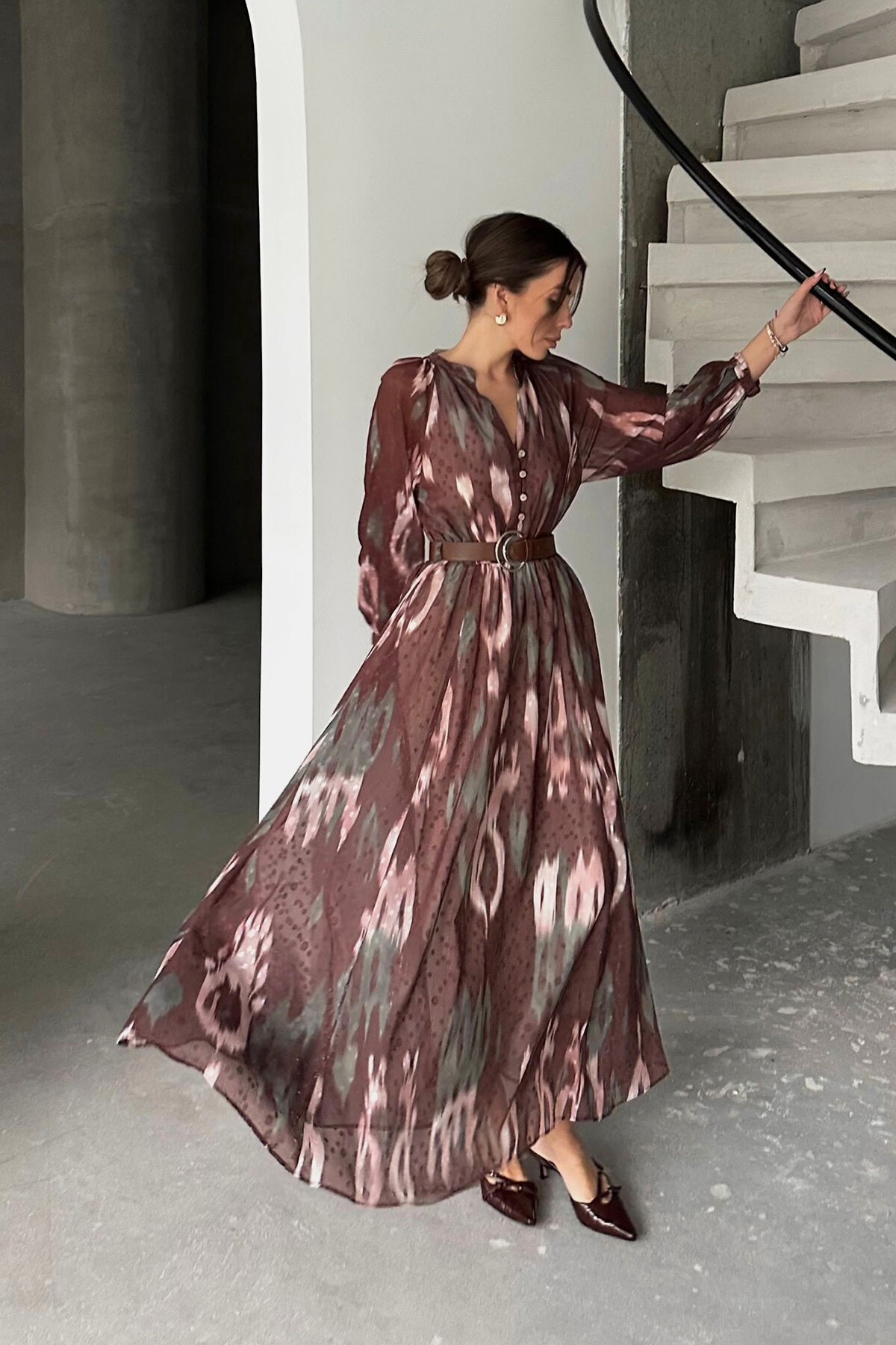 Kahverengi Hakim Yaka Balon Kol Kemerli Midi Boy Elbise