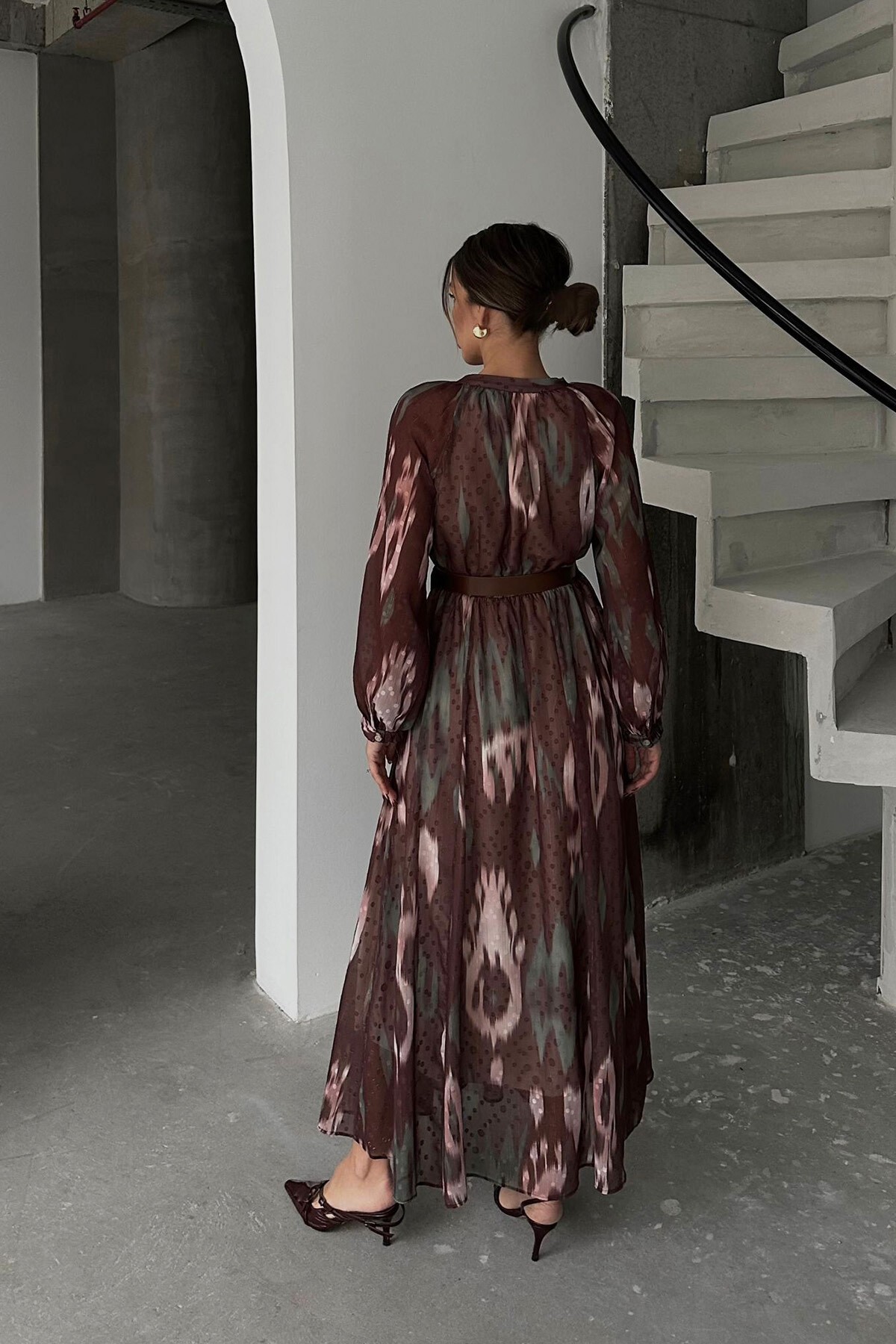 Kahverengi Hakim Yaka Balon Kol Kemerli Midi Boy Elbise