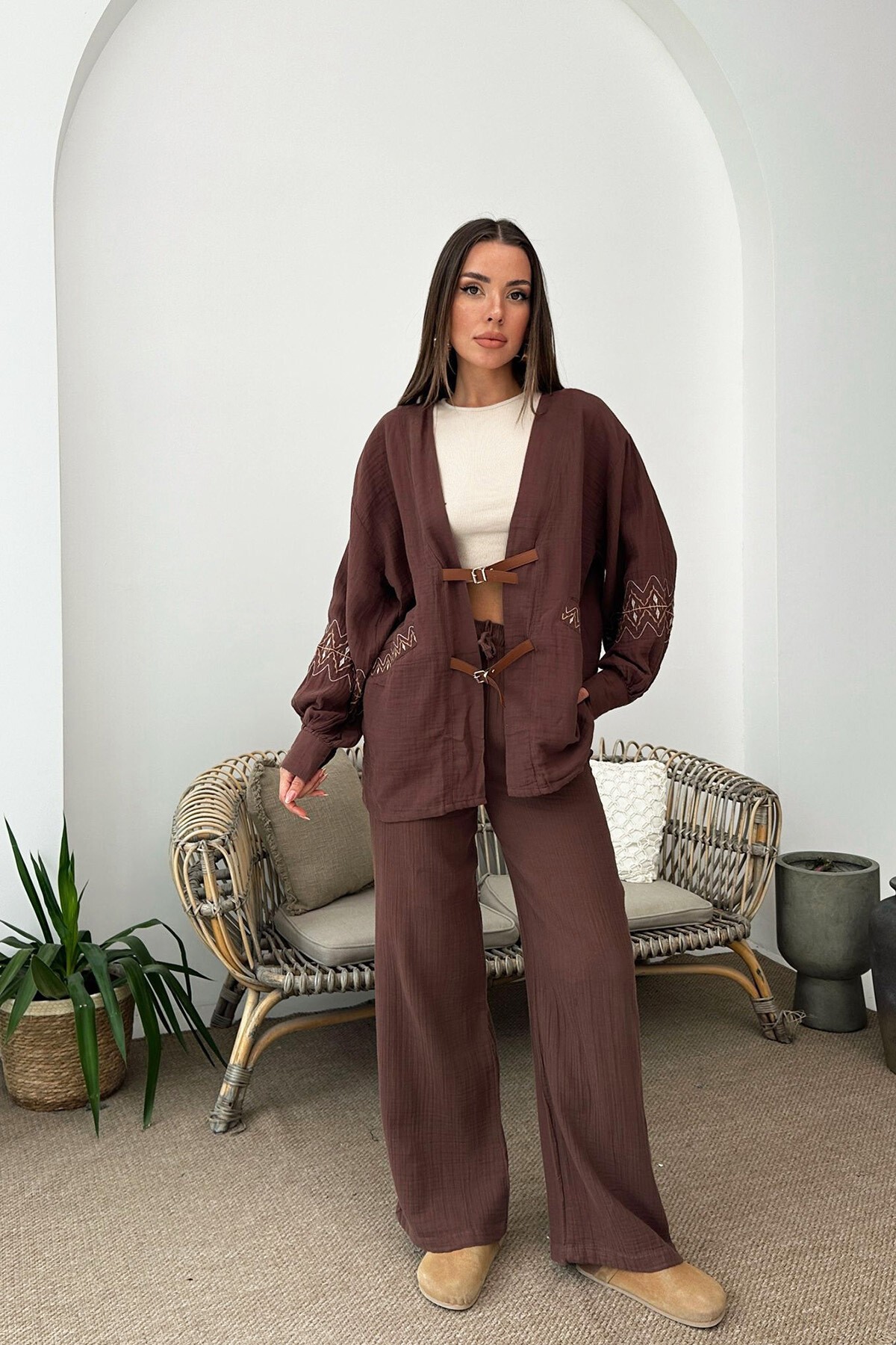 Kahverengi Kemer Detaylı Nakış İşlemeli Balon Kol Müslin Kimono