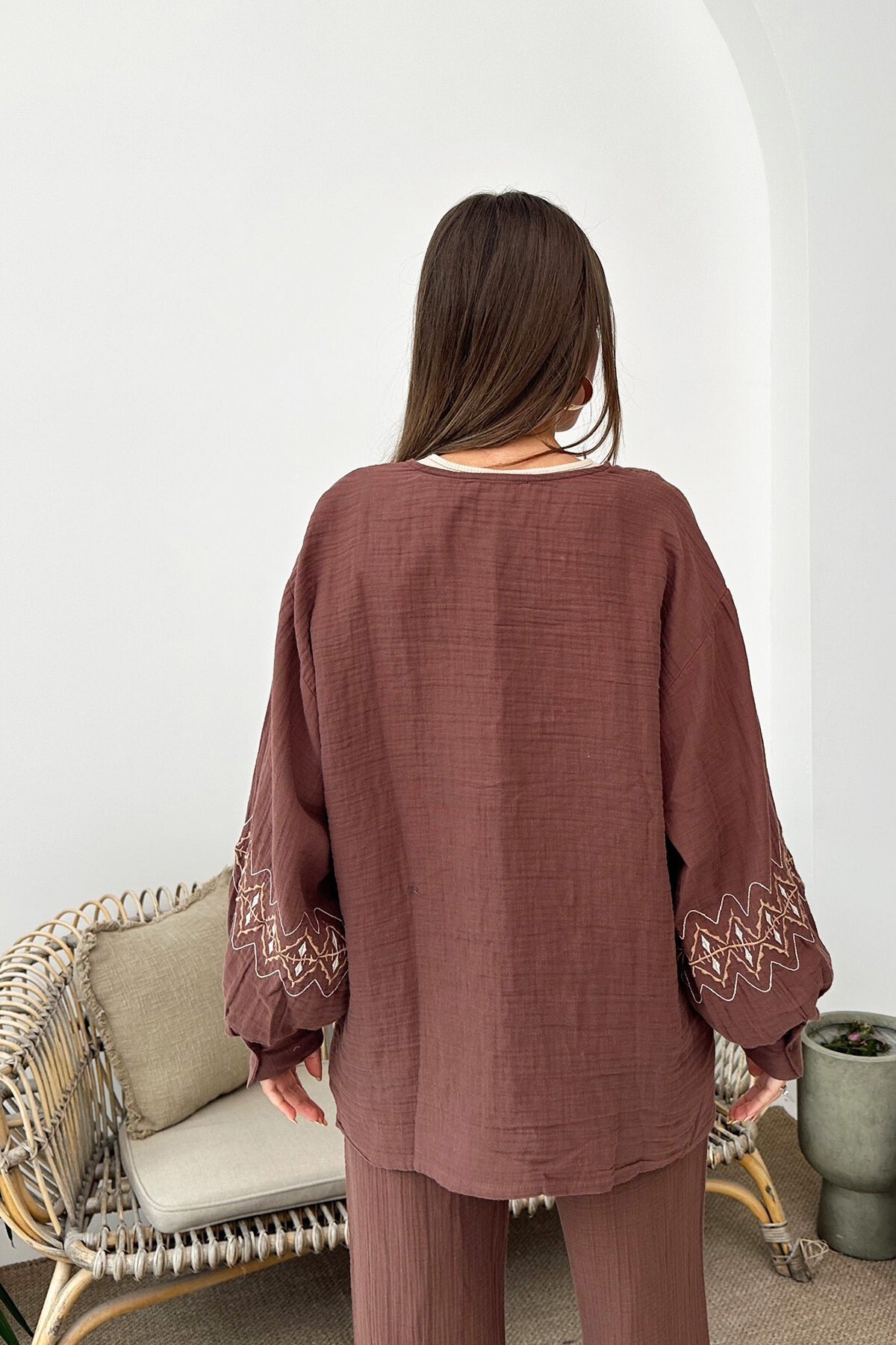 Kahverengi Kemer Detaylı Nakış İşlemeli Balon Kol Müslin Kimono