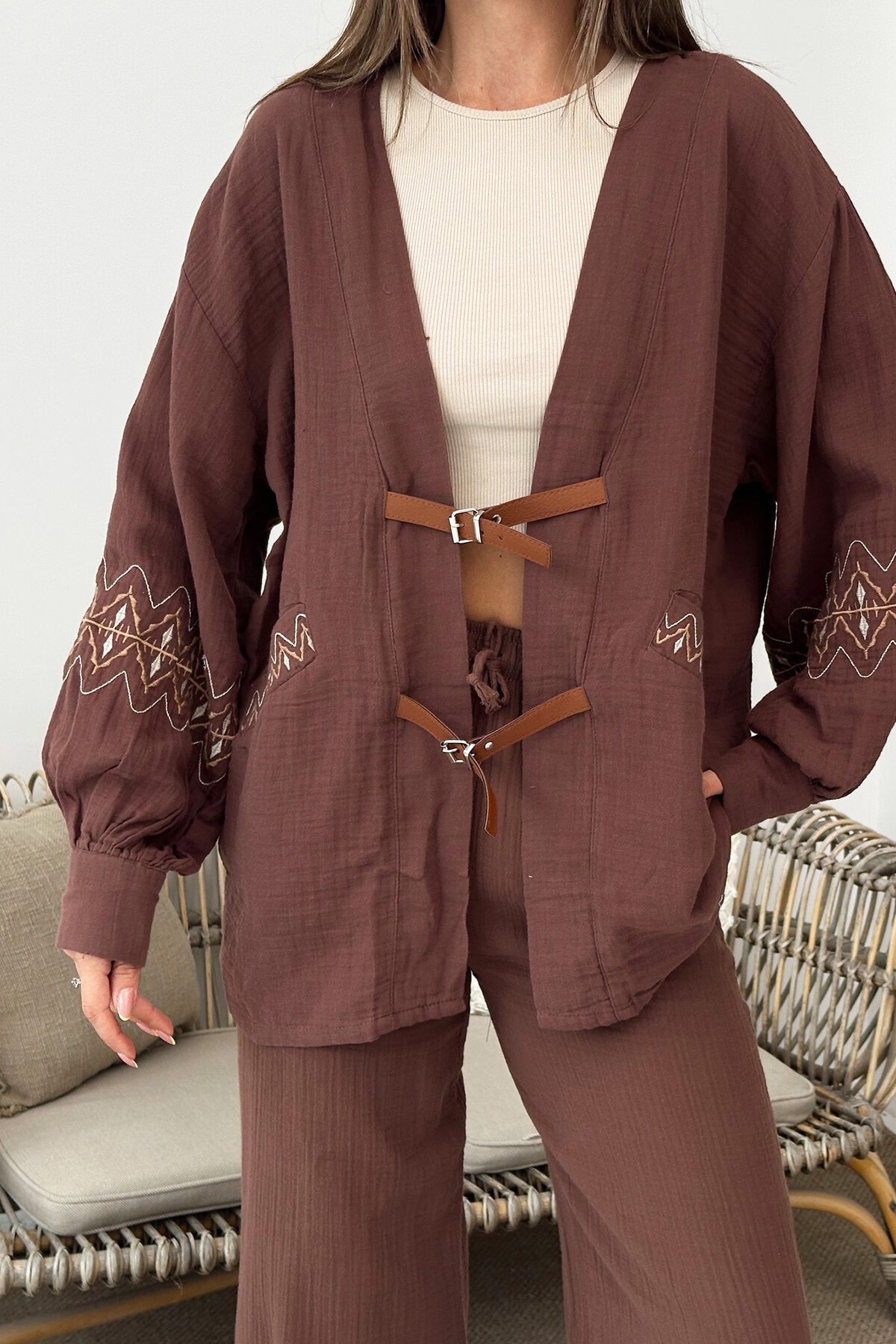 Kahverengi Kemer Detaylı Nakış İşlemeli Balon Kol Müslin Kimono