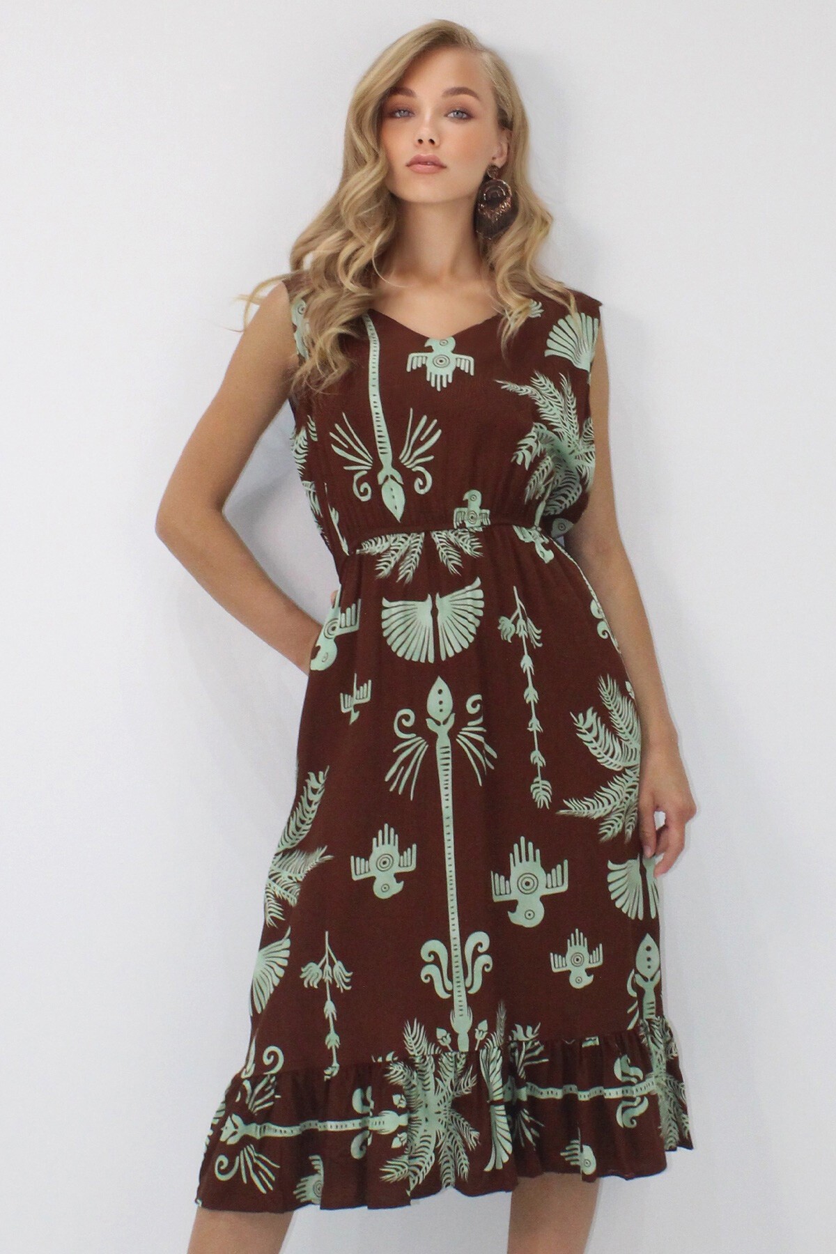 Kahverengi Ön Arka V Yaka Desenli Eteği Volanlı Midi Boy Dokuma Viskon Elbise