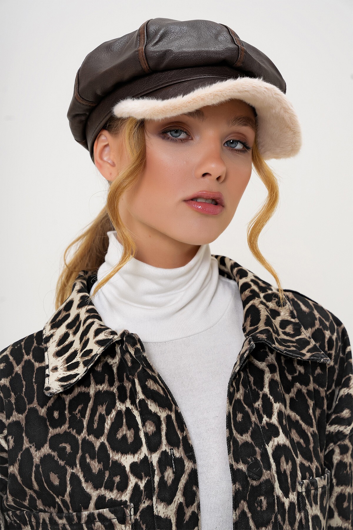 Kahverengi Peluş Siparli Suni Deri Kasket Şapka