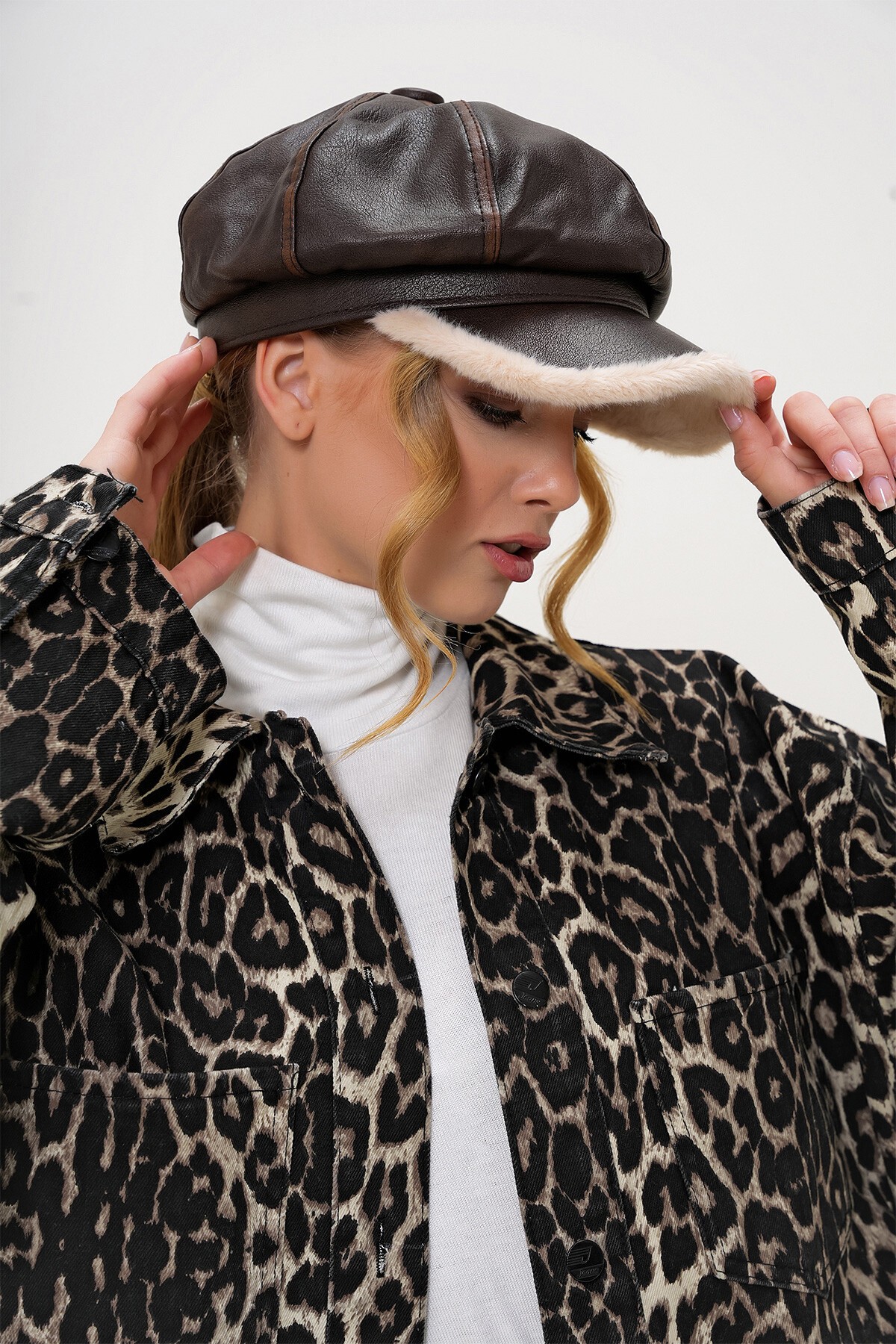 Kahverengi Peluş Siparli Suni Deri Kasket Şapka