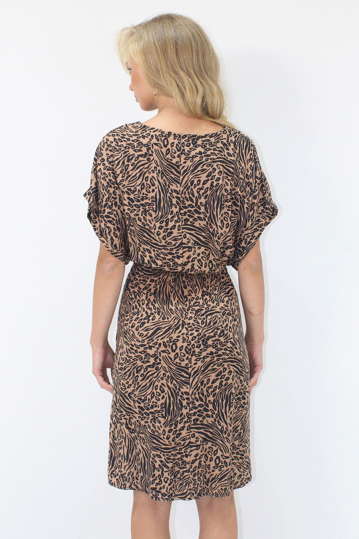 Karamel-Siyah V Yaka Çift Cepli Desenli Beli Gipeli Dokuma Viskon Elbise