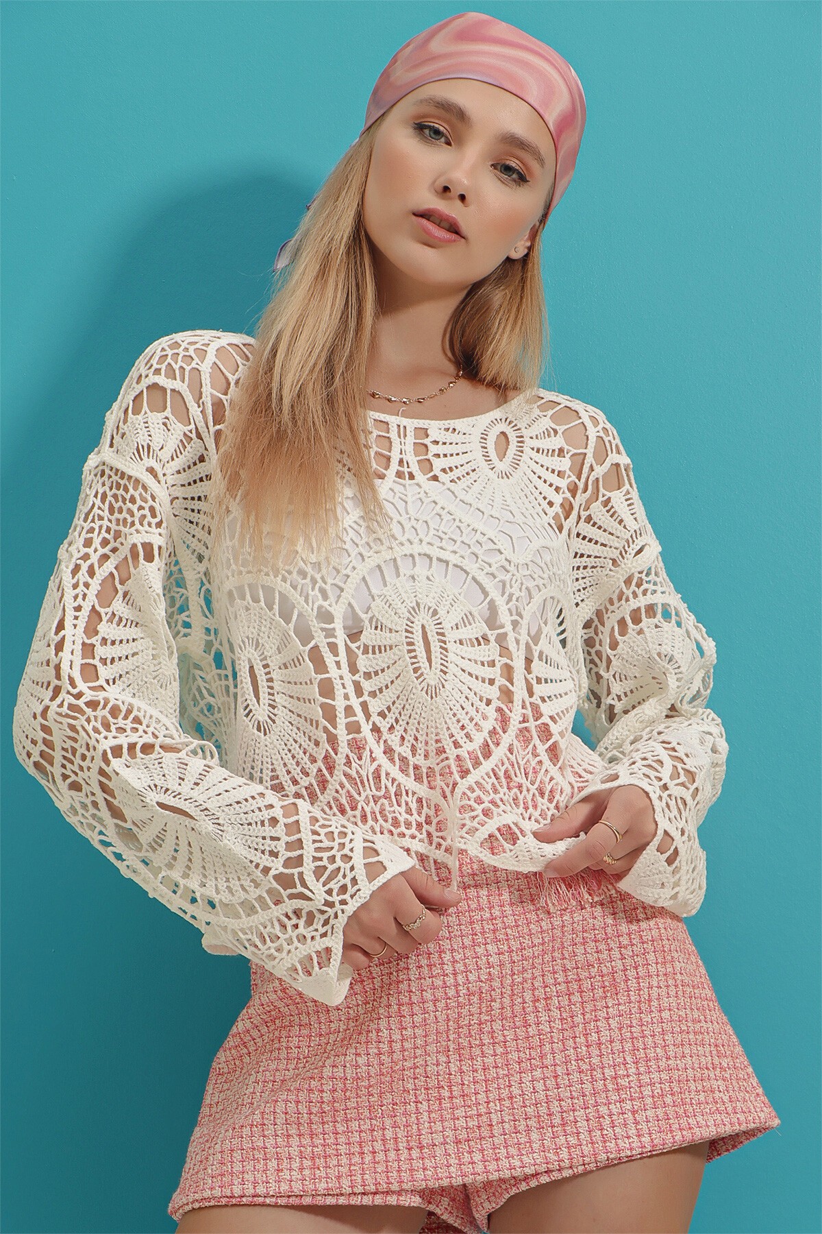 Ekru Kayık Yaka Motifli Kroşe Bluz