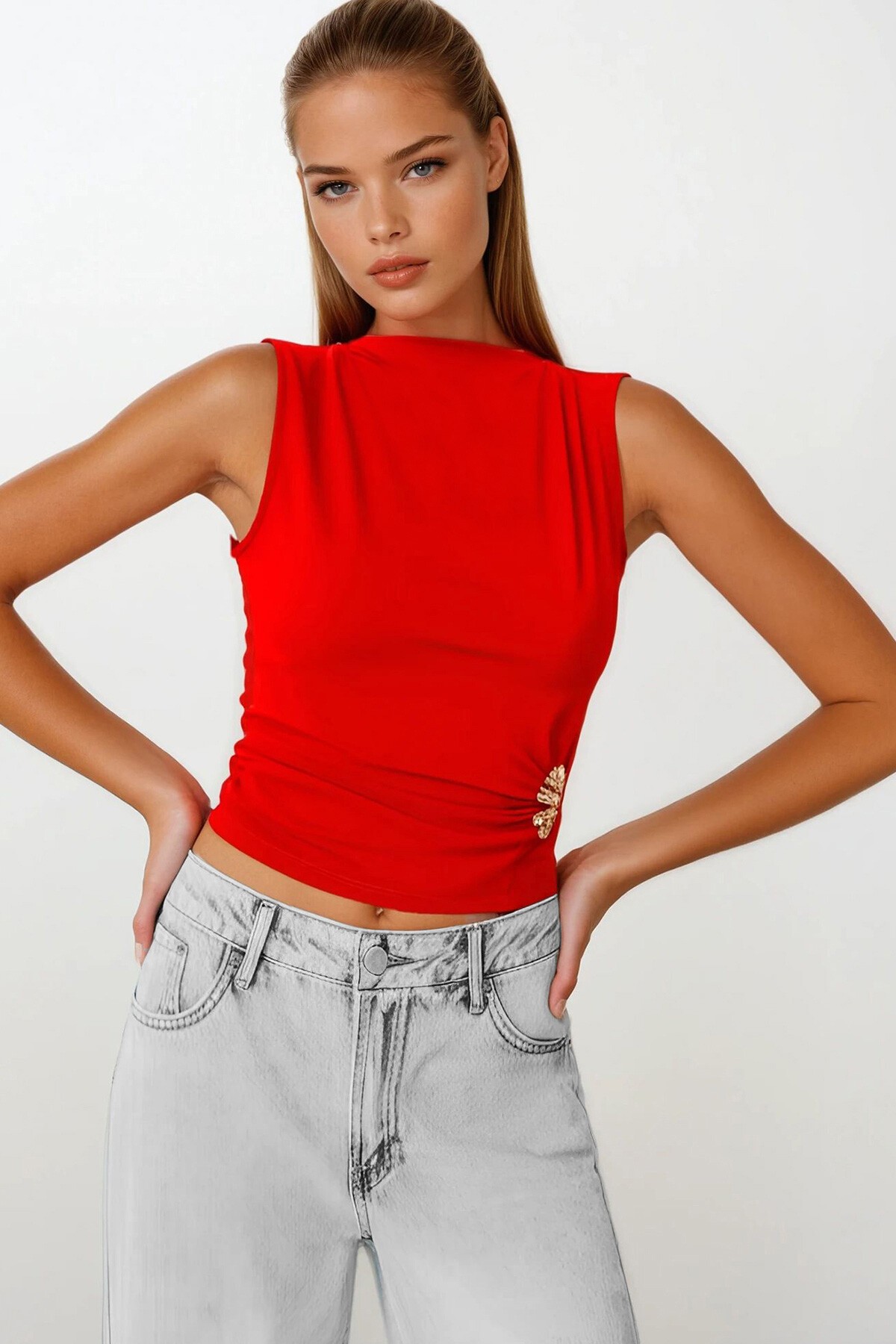 Kırmızı Aksesuar Detaylı Kolsuz Bluz