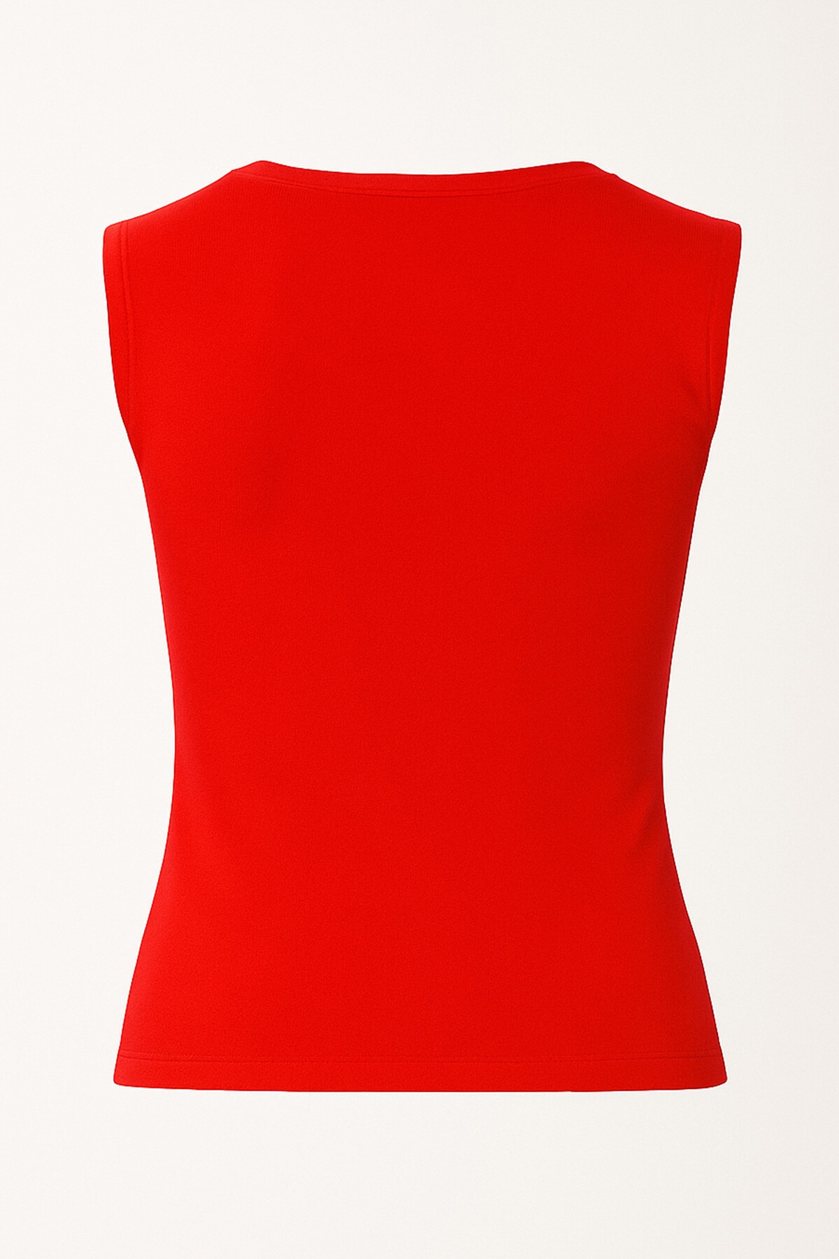 Kırmızı Aksesuar Detaylı Kolsuz Bluz