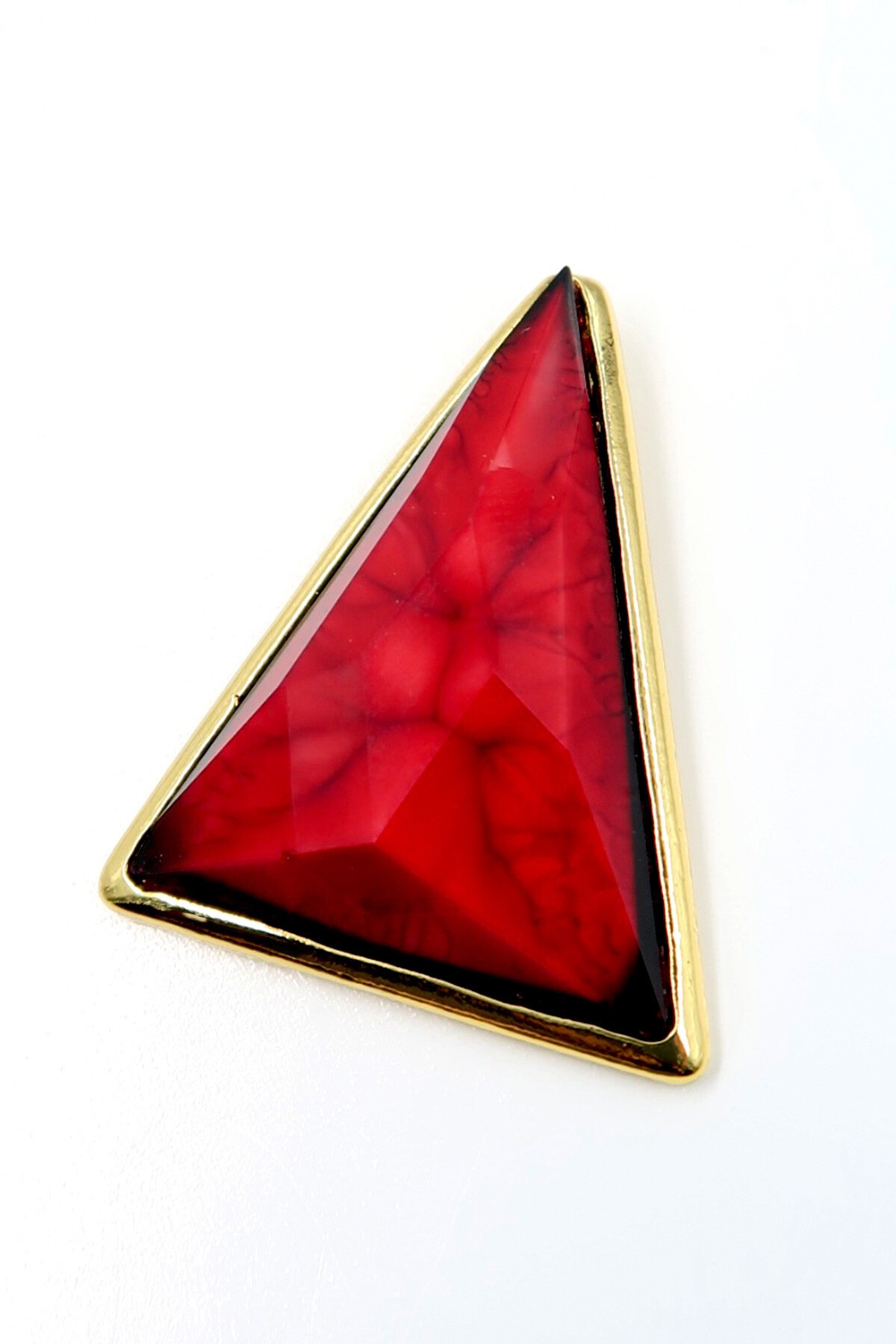 Kırmızı Altın Çerçeveli Üçgen Tasarım Mineli Küpe