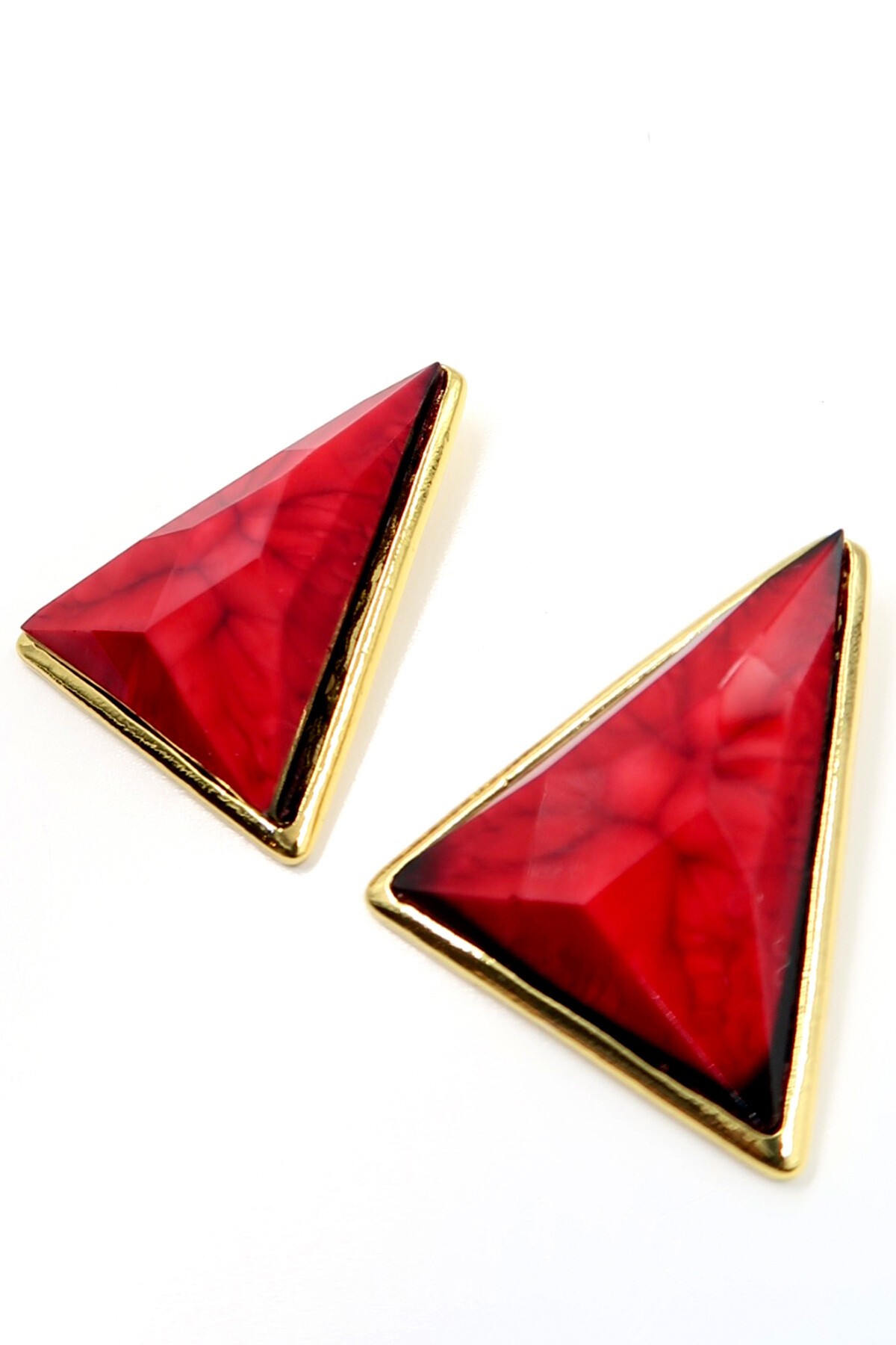 Kırmızı Altın Çerçeveli Üçgen Tasarım Mineli Küpe