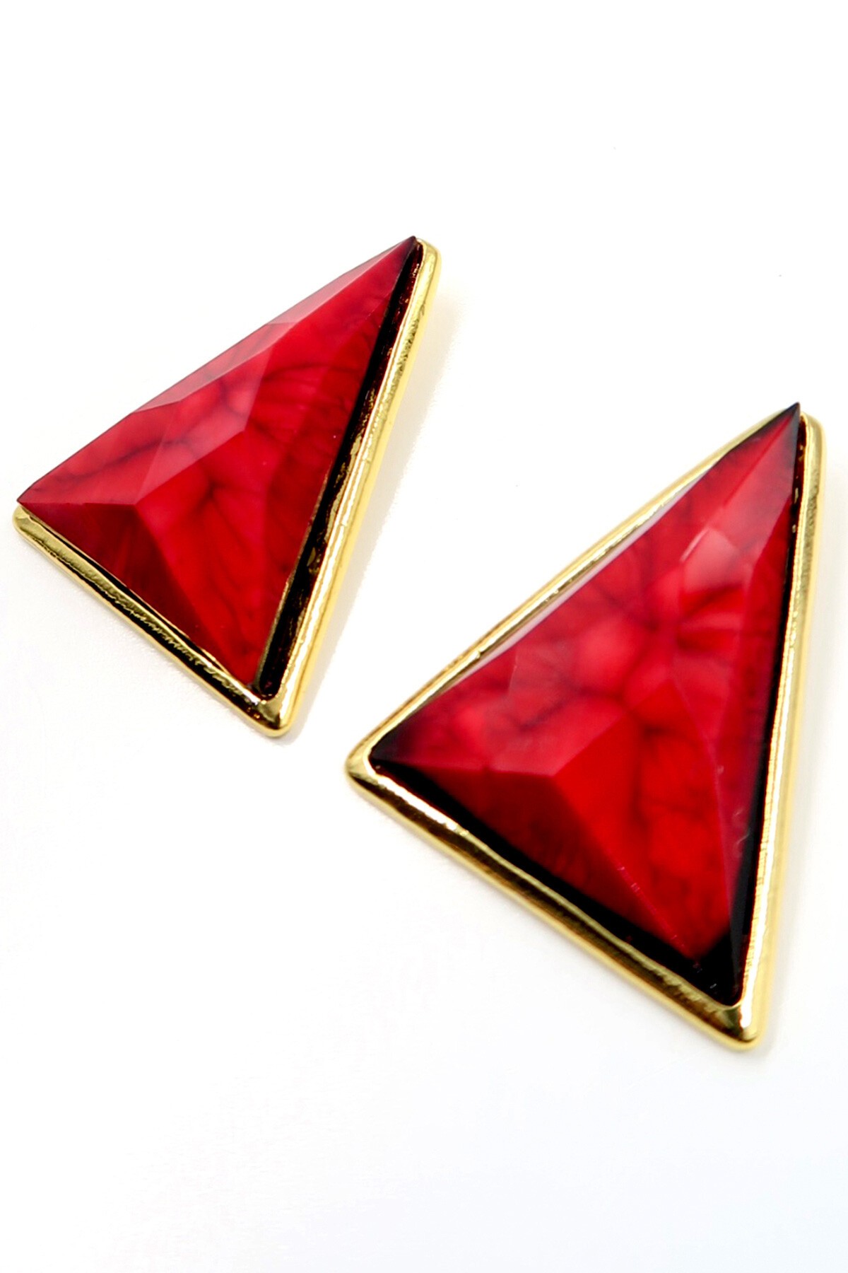 Kırmızı Altın Çerçeveli Üçgen Tasarım Mineli Küpe