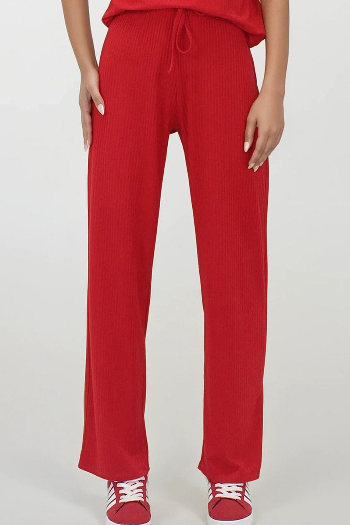 Kırmızı Bisiklet Yaka Kısa Kol T-Shırt Ve Pantolon Takım