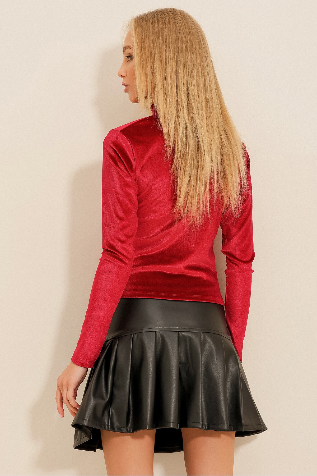 Kırmızı Dik Yaka Drapeli Kadife Bluz