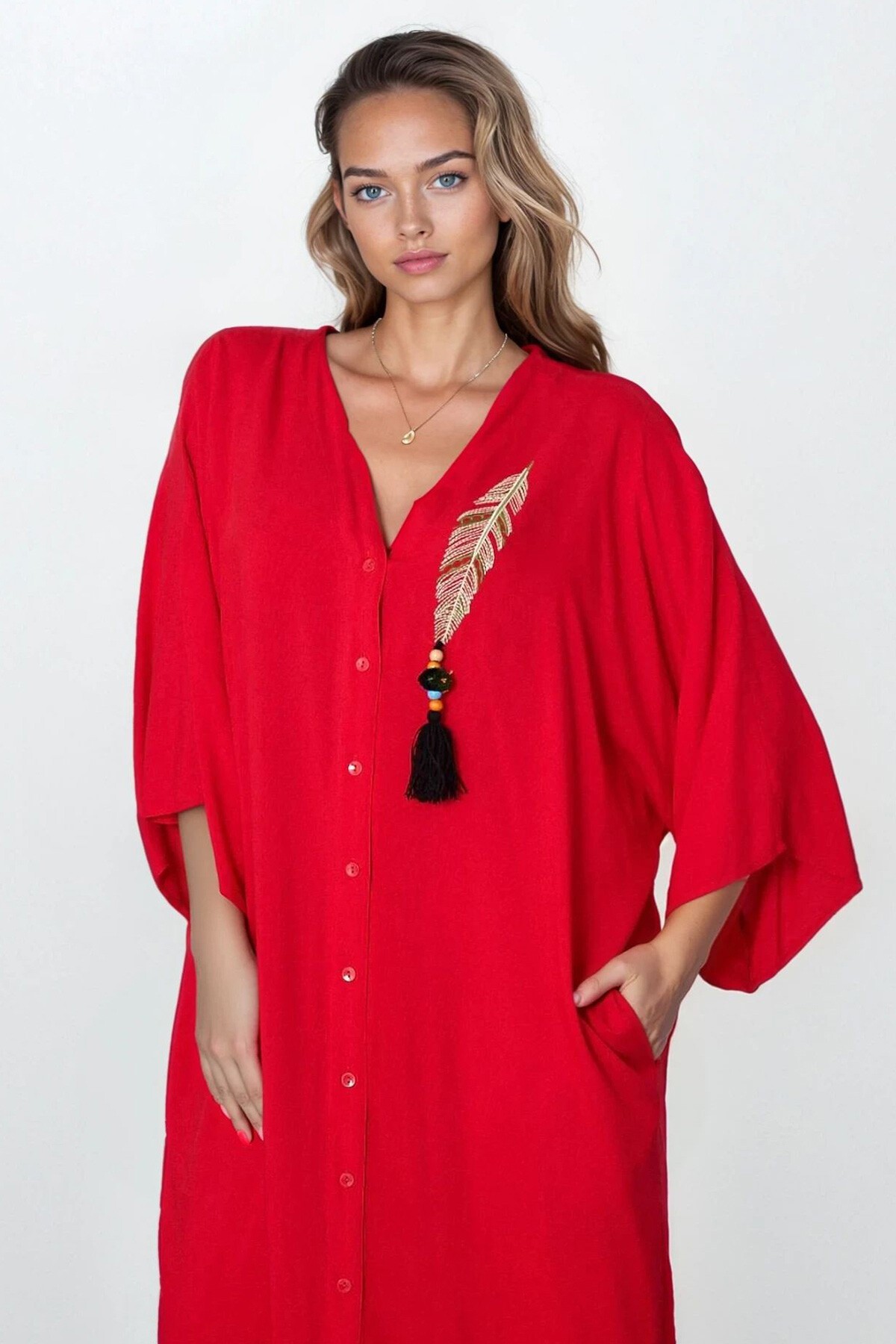 Kırmızı Düğmeli Çift Cepli Nakışlı Büyük Beden Elbise