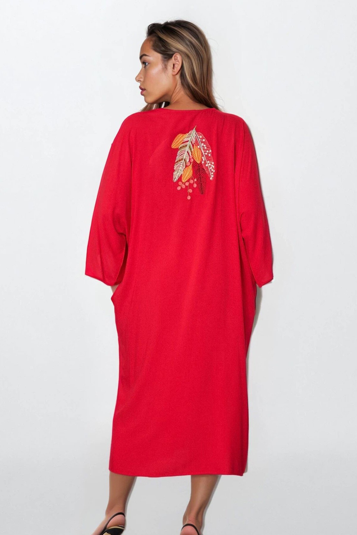 Kırmızı Düğmeli Çift Cepli Nakışlı Büyük Beden Elbise