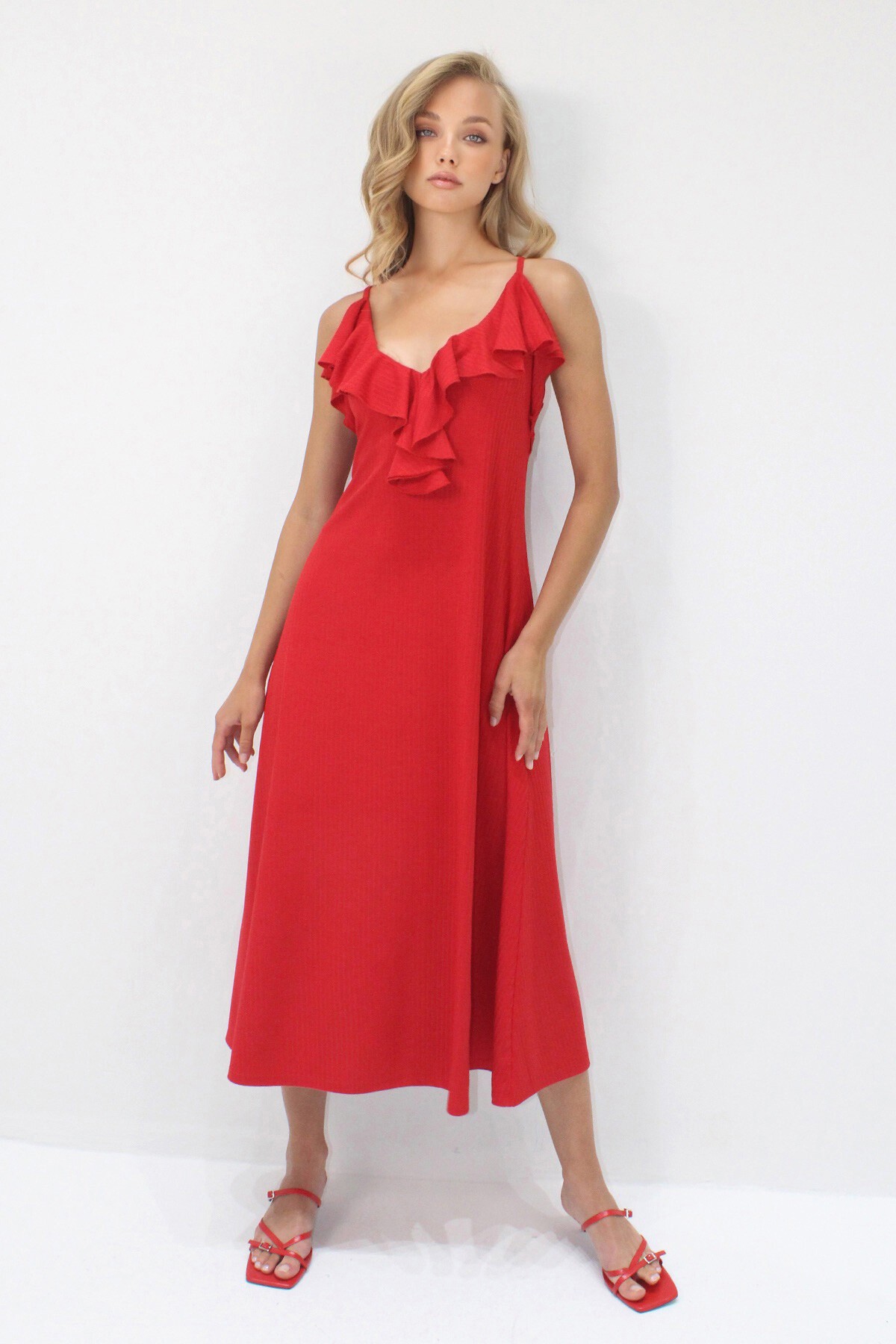 Kırmızı Yakası Volanlı Askılı Midi Boy Elbise