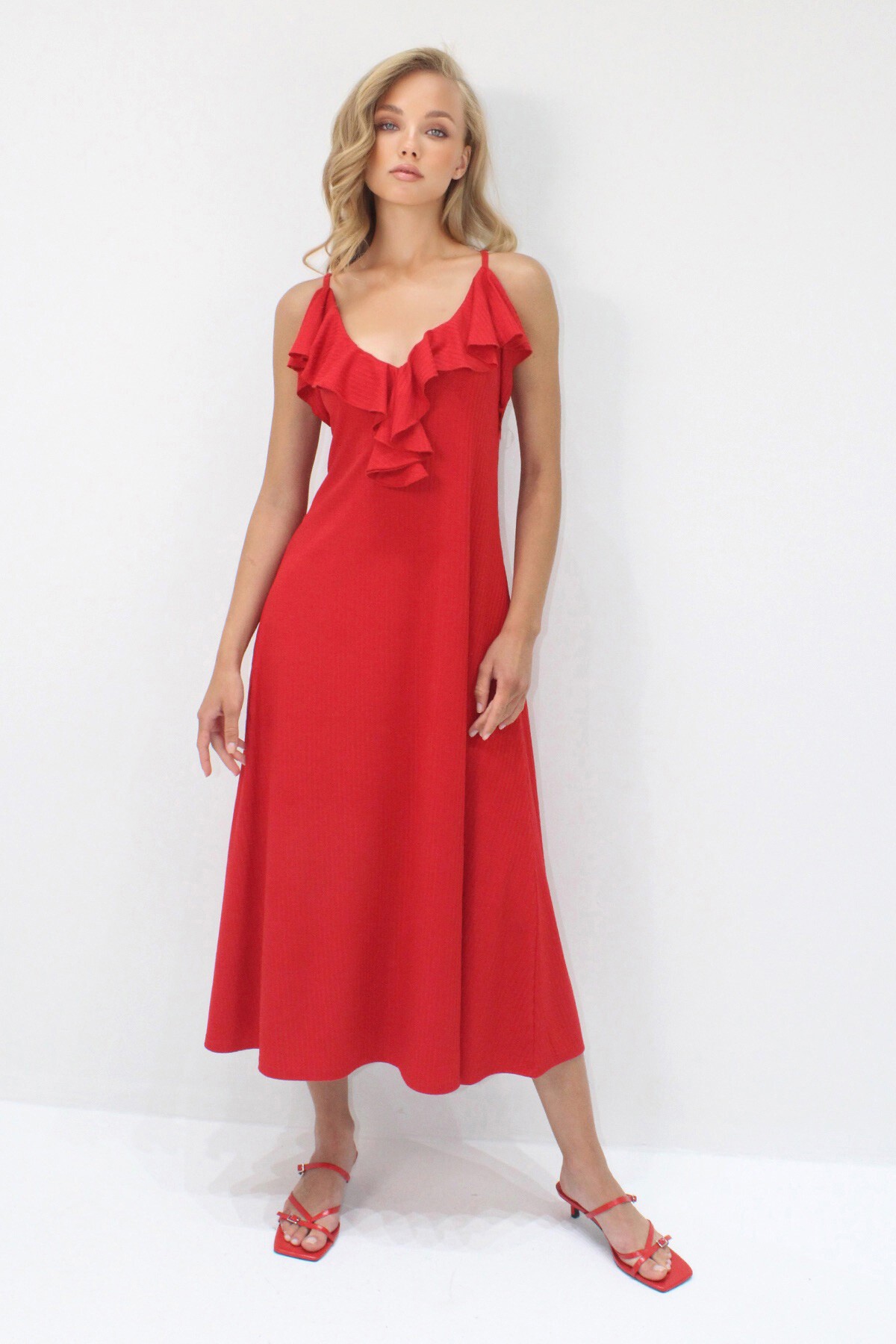 Kırmızı Yakası Volanlı Askılı Midi Boy Elbise