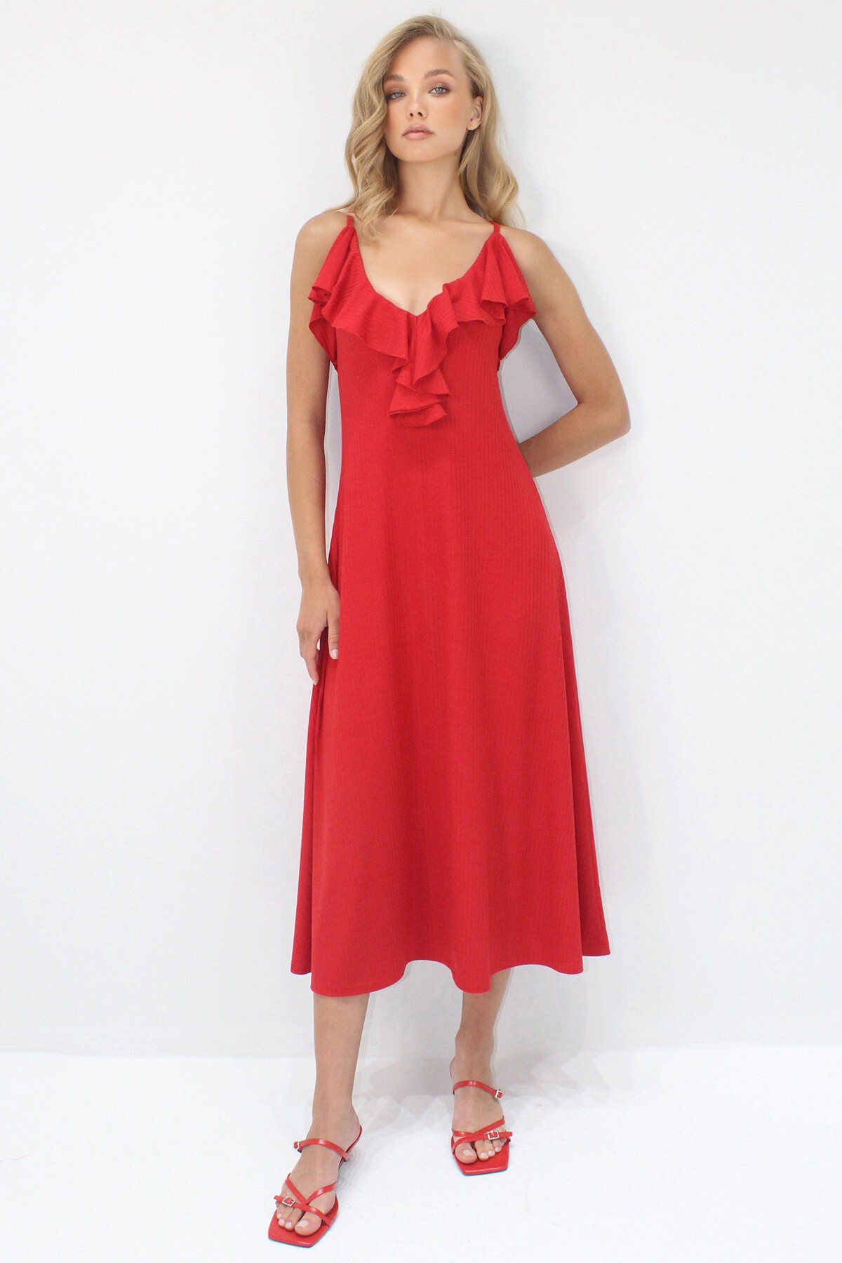 Kırmızı Yakası Volanlı Askılı Midi Boy Elbise