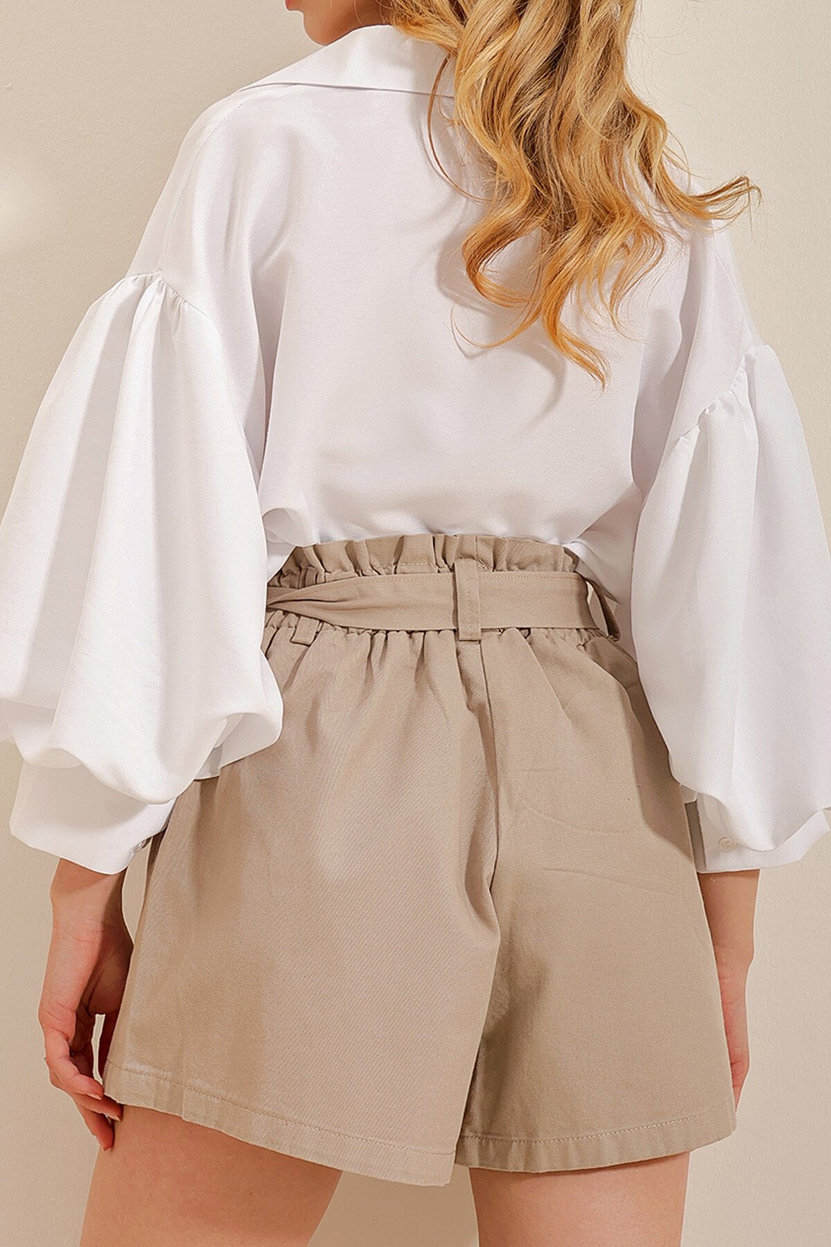 Koyu Bej Beli Lastikli Ve Kemerli Rahat Kesim Denim Şort