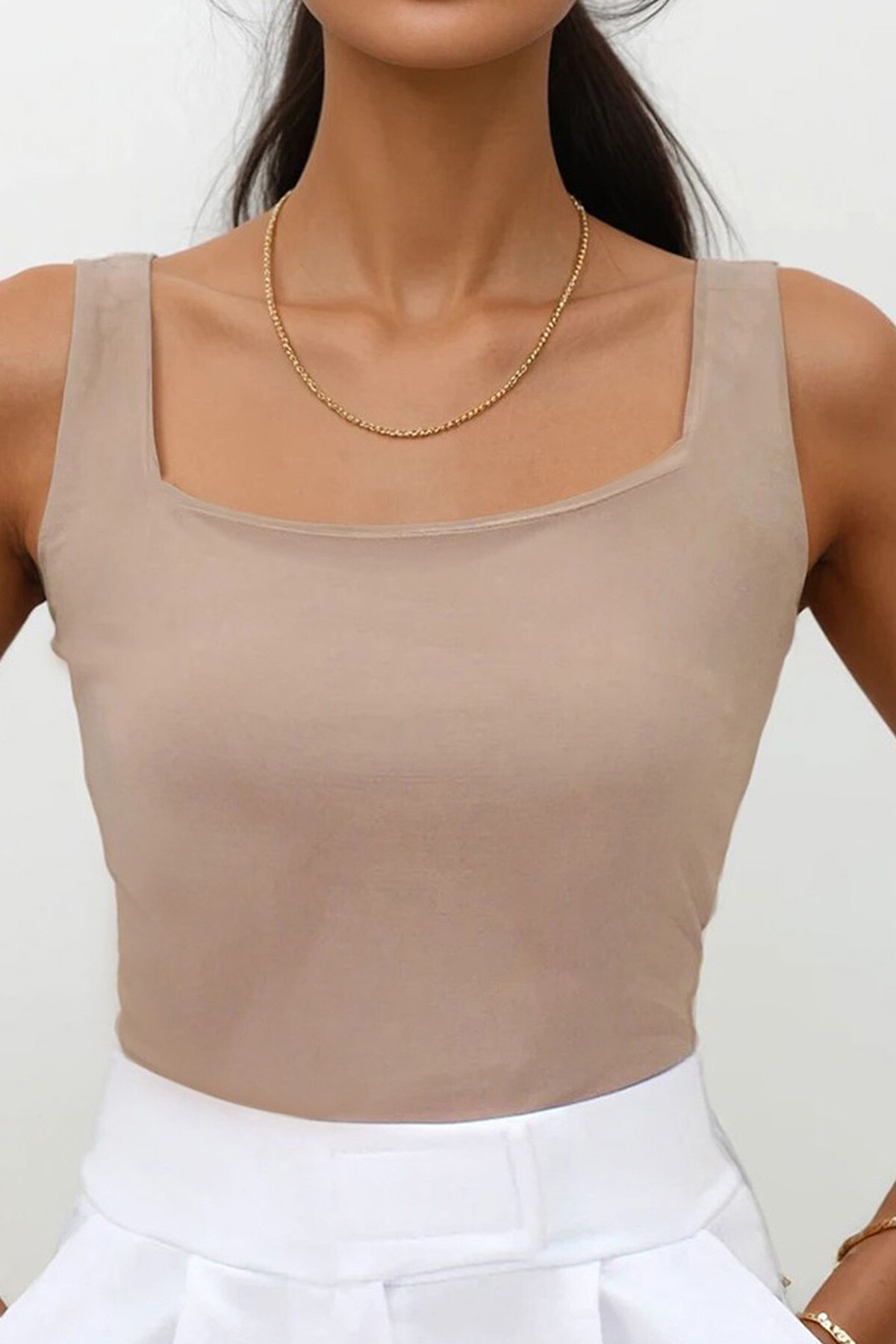 Koyu Bej Kare Yaka İnce Askılı Sandy Kumaş Bluz