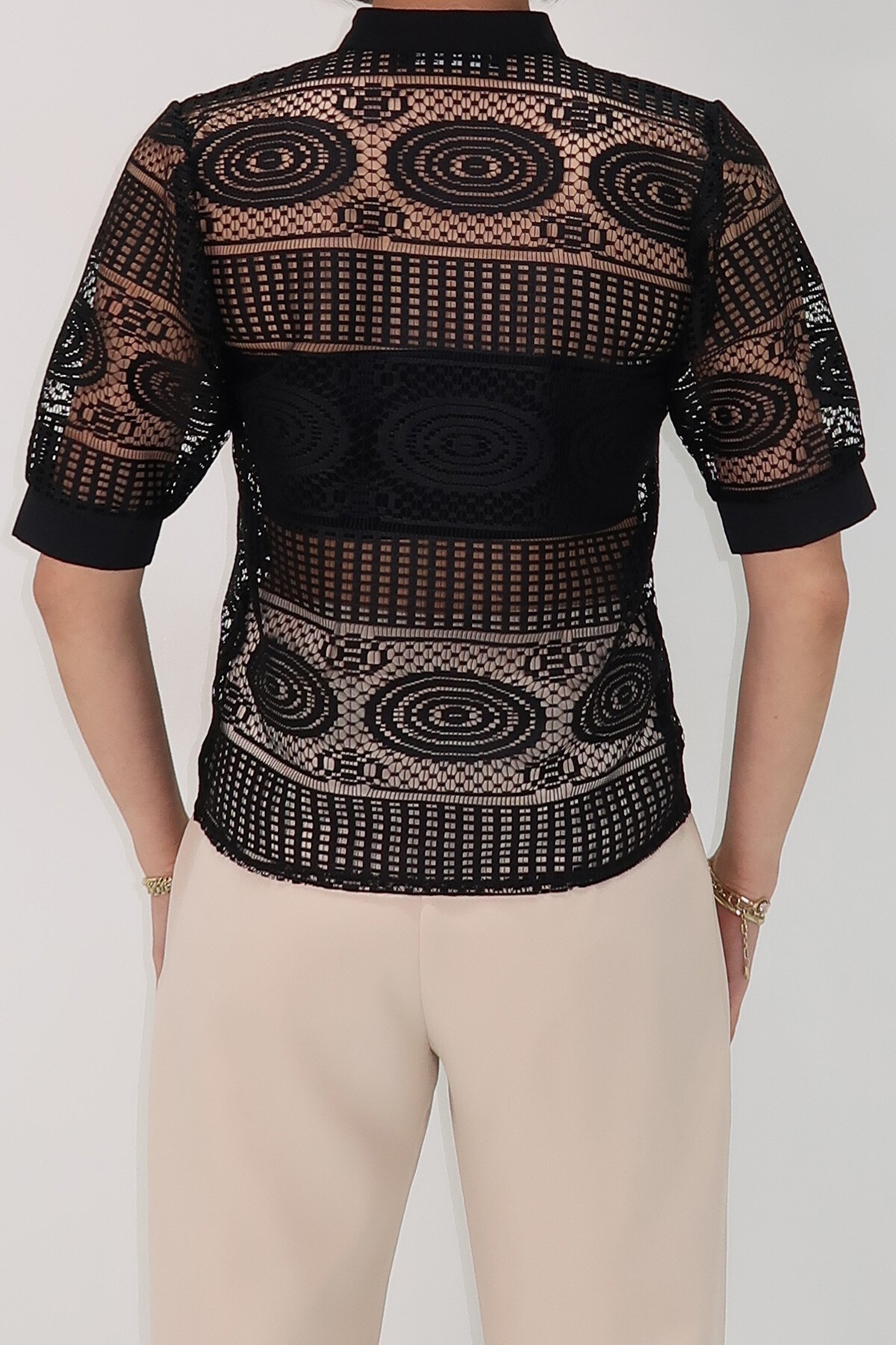 Koyu Siyah Hakim Yaka Dokuma Manşetli Ajurlu Kısa Kol Güpür Gömlek