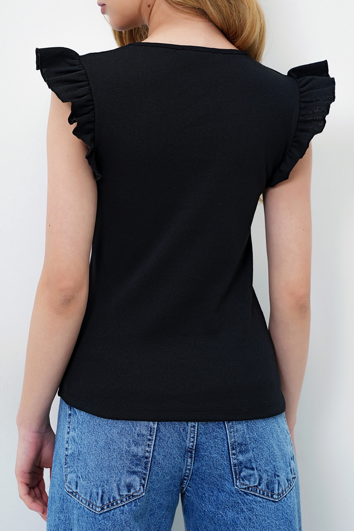 Koyu Siyah Metal Aksesuarlı Kolu Fırfırlı Kaşkorse Bluz