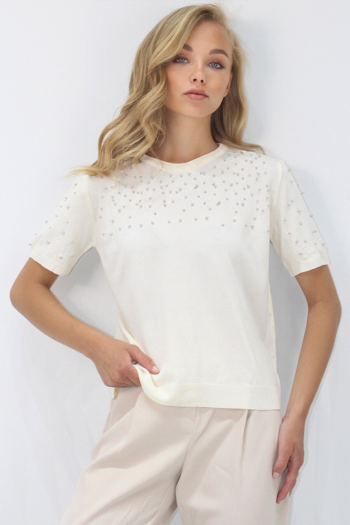 Krem Bisiklet Yaka İnci Çakımlı Kısa Kollu Triko Bluz