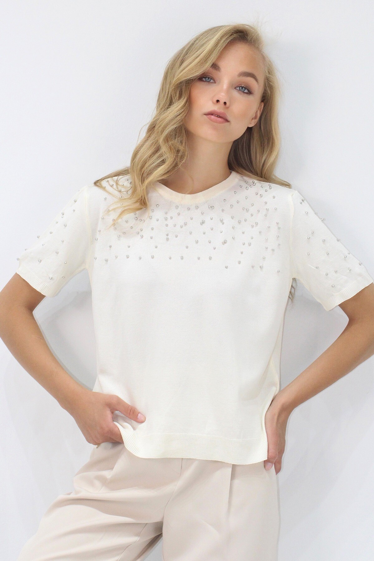 Krem Bisiklet Yaka İnci Çakımlı Kısa Kollu Triko Bluz