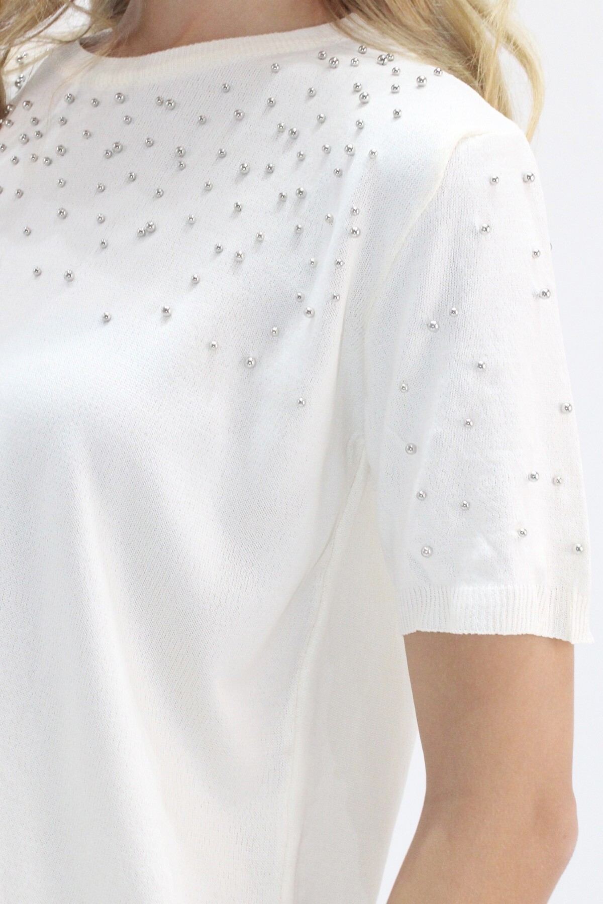 Krem Bisiklet Yaka İnci Çakımlı Kısa Kollu Triko Bluz